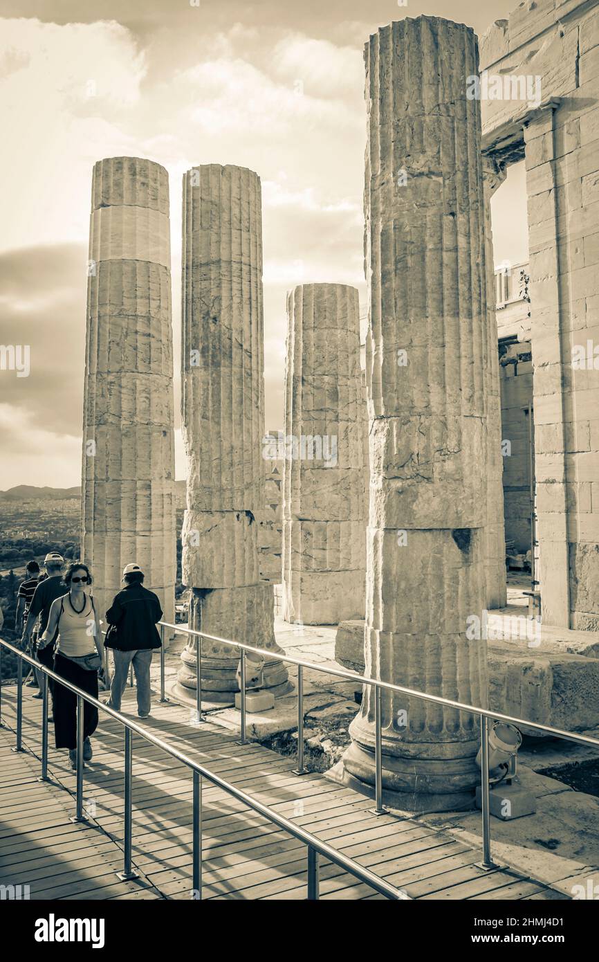Atene Grecia 04. Ottobre 2018 immagine in bianco e nero dei dettagli figure sculture colonne dell'Acropoli di Atene con stupendo e bello Foto Stock
