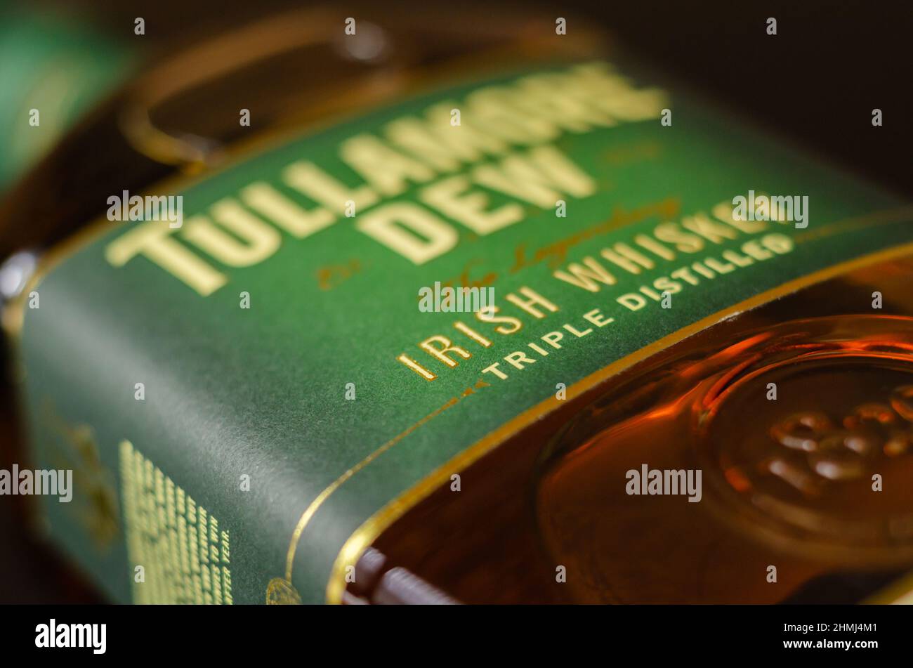 LONDRA, REGNO UNITO - 25 GENNAIO 2022 Tullamore D.E.W. è il whiskey irlandese a miscela tripla originale conosciuto in tutto il mondo per il suo c liscio e dolce Foto Stock