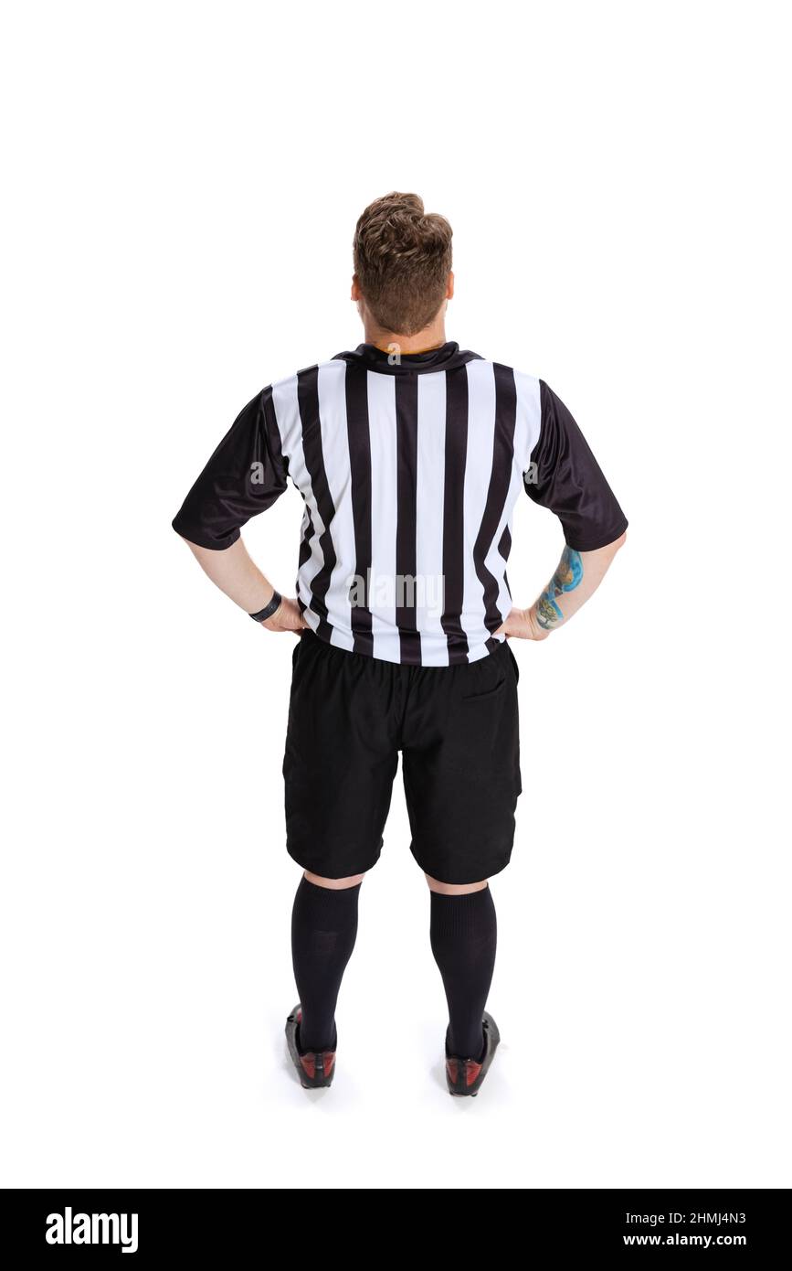 Vista posteriore. Ritratto a tutta lunghezza di calcio o arbitro di calcio indossando campo giudice uniforme isolato su sfondo bianco studio. Concetto di sport, regole Foto Stock