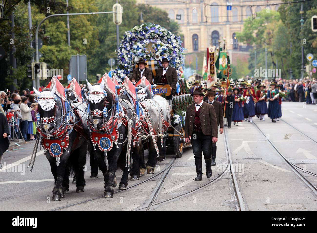 I cavalli splendidamente decorati tirano le botti di birra attraverso le strade di Monaco durante la sfilata dell'Oktoberfest. Foto Stock