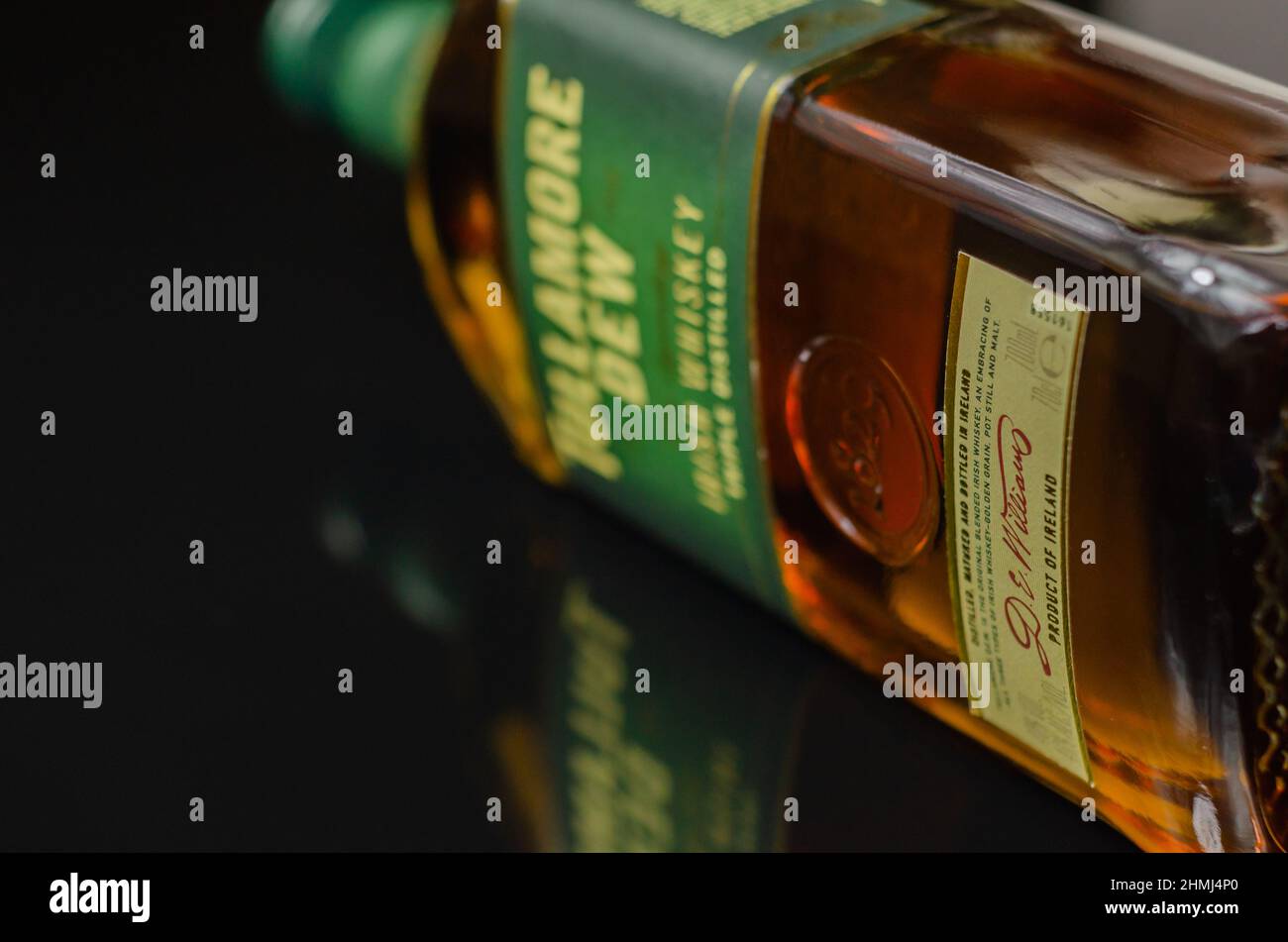 LONDRA, REGNO UNITO - 25 GENNAIO 2022 Tullamore D.E.W. è il whiskey irlandese a miscela tripla originale conosciuto in tutto il mondo per il suo c liscio e dolce Foto Stock