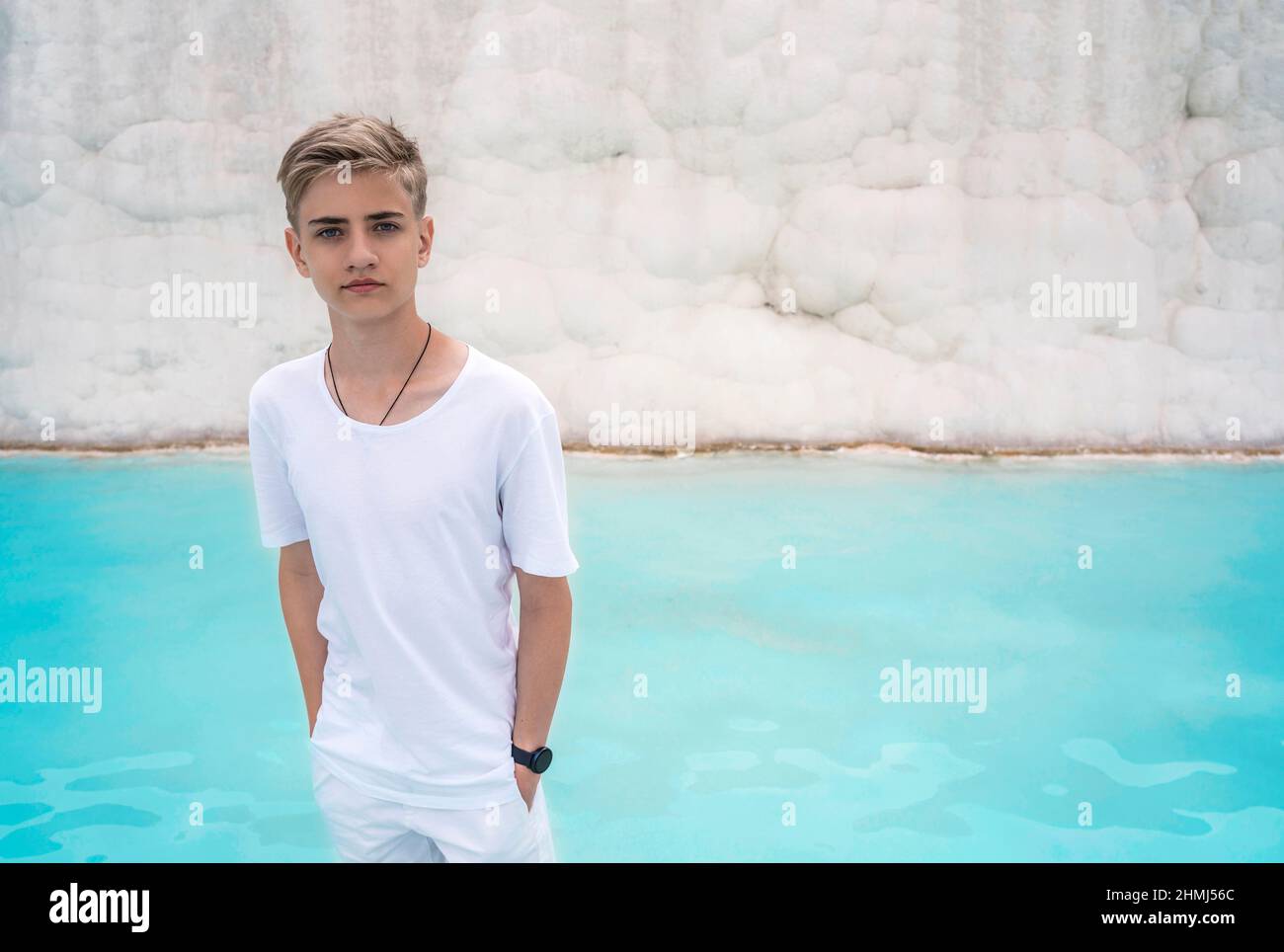 Bel ragazzo adolescente 15 -18 anni in una sorgente calda a Pamukkale, Turchia. Foto Stock