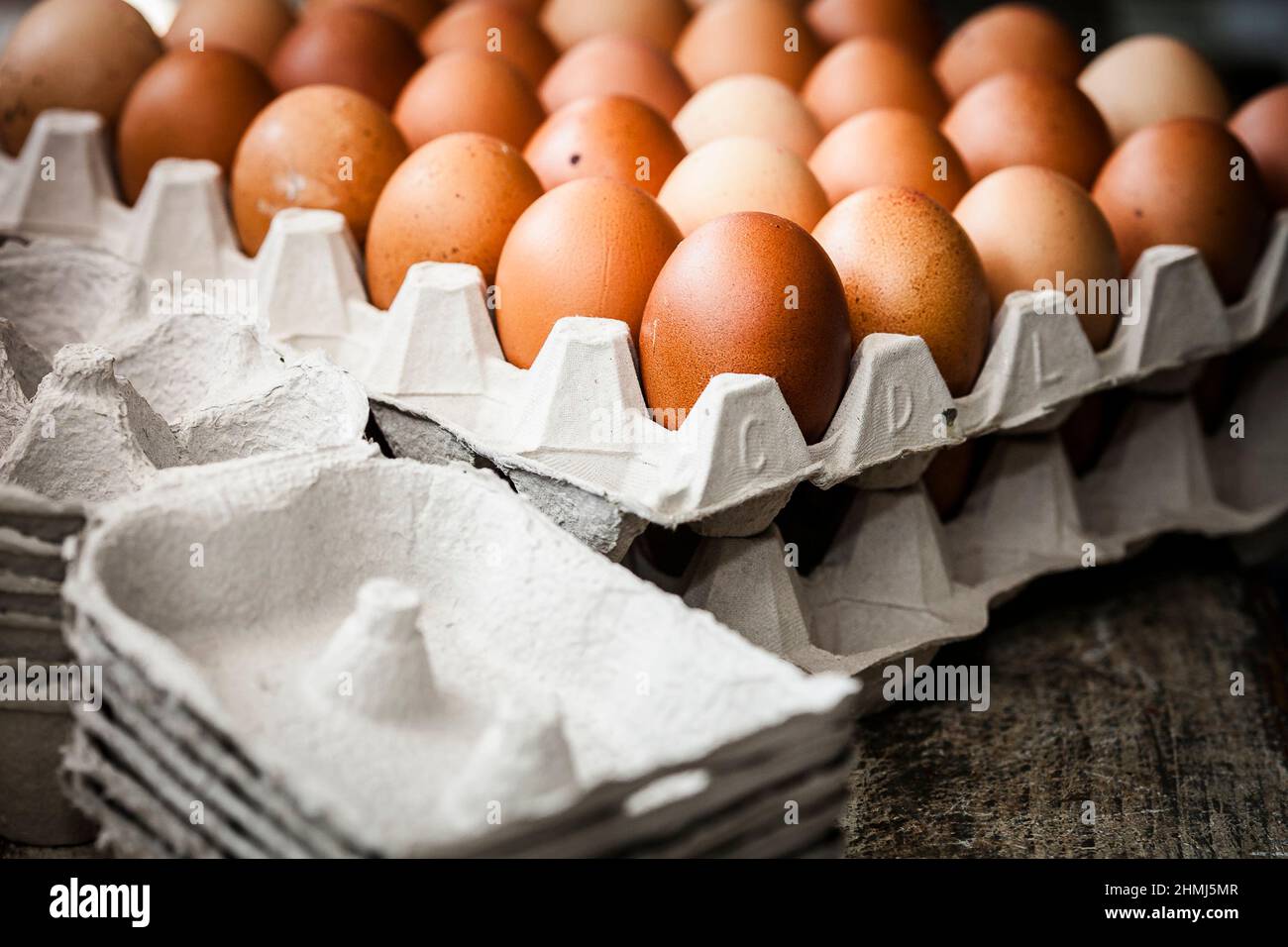 Uova di pollo gratuite su vassoi in un negozio di fattoria Foto Stock