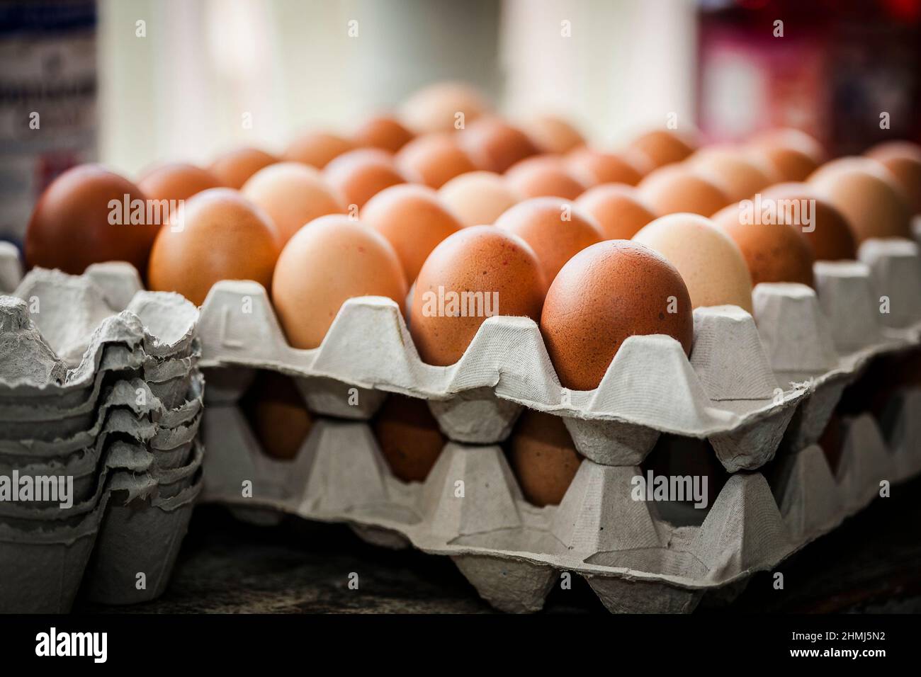 Uova di pollo gratuite su vassoi in un negozio di fattoria Foto Stock