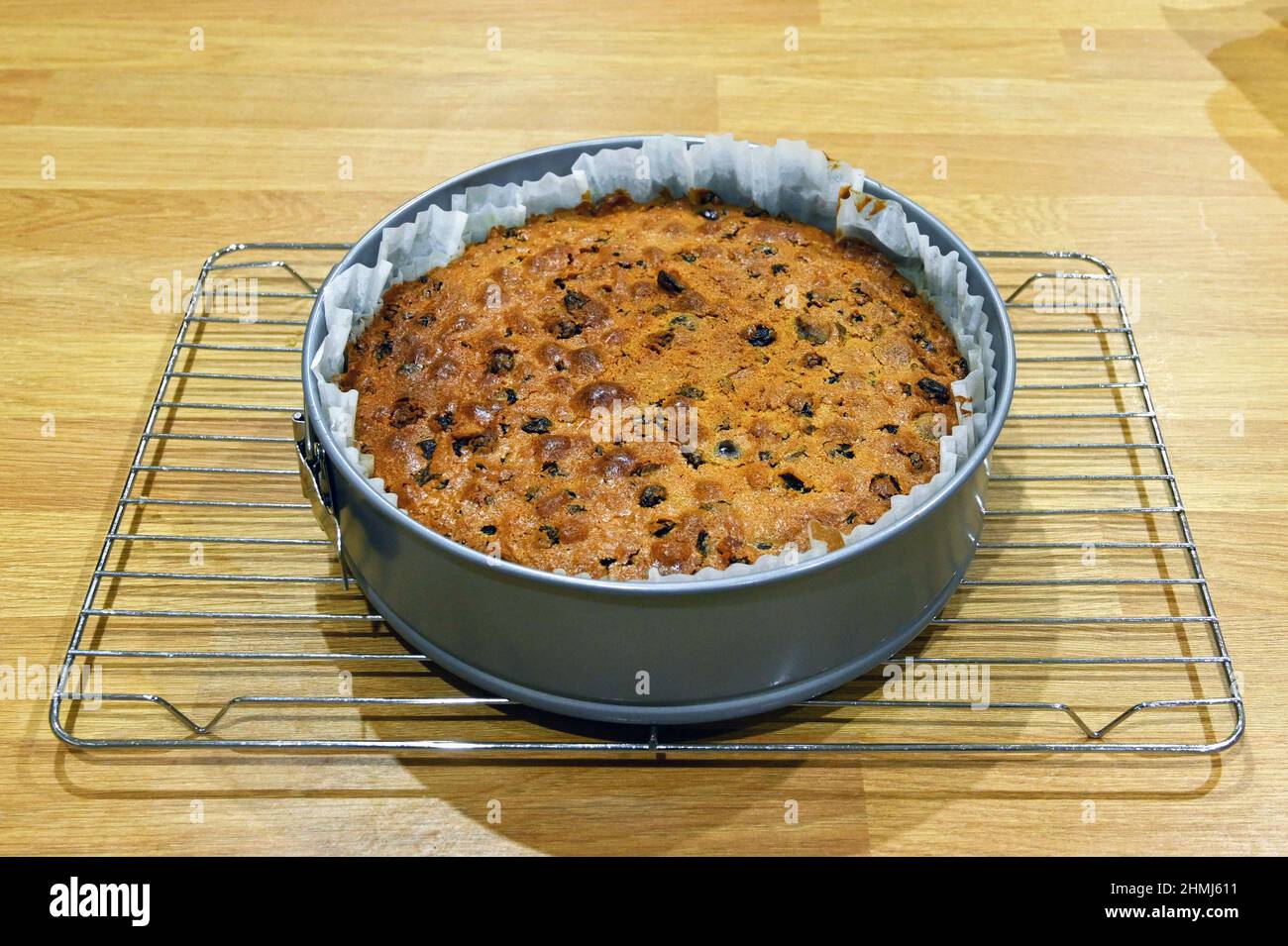 Torta di frutta appena sfornata in una teglia da forno appostata su una griglia di raffreddamento a filo. Nessuna gente. Foto Stock