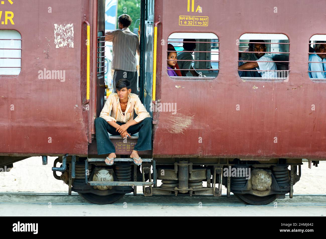 India Rajasthan. Passeggeri su un treno di terza classe Foto Stock