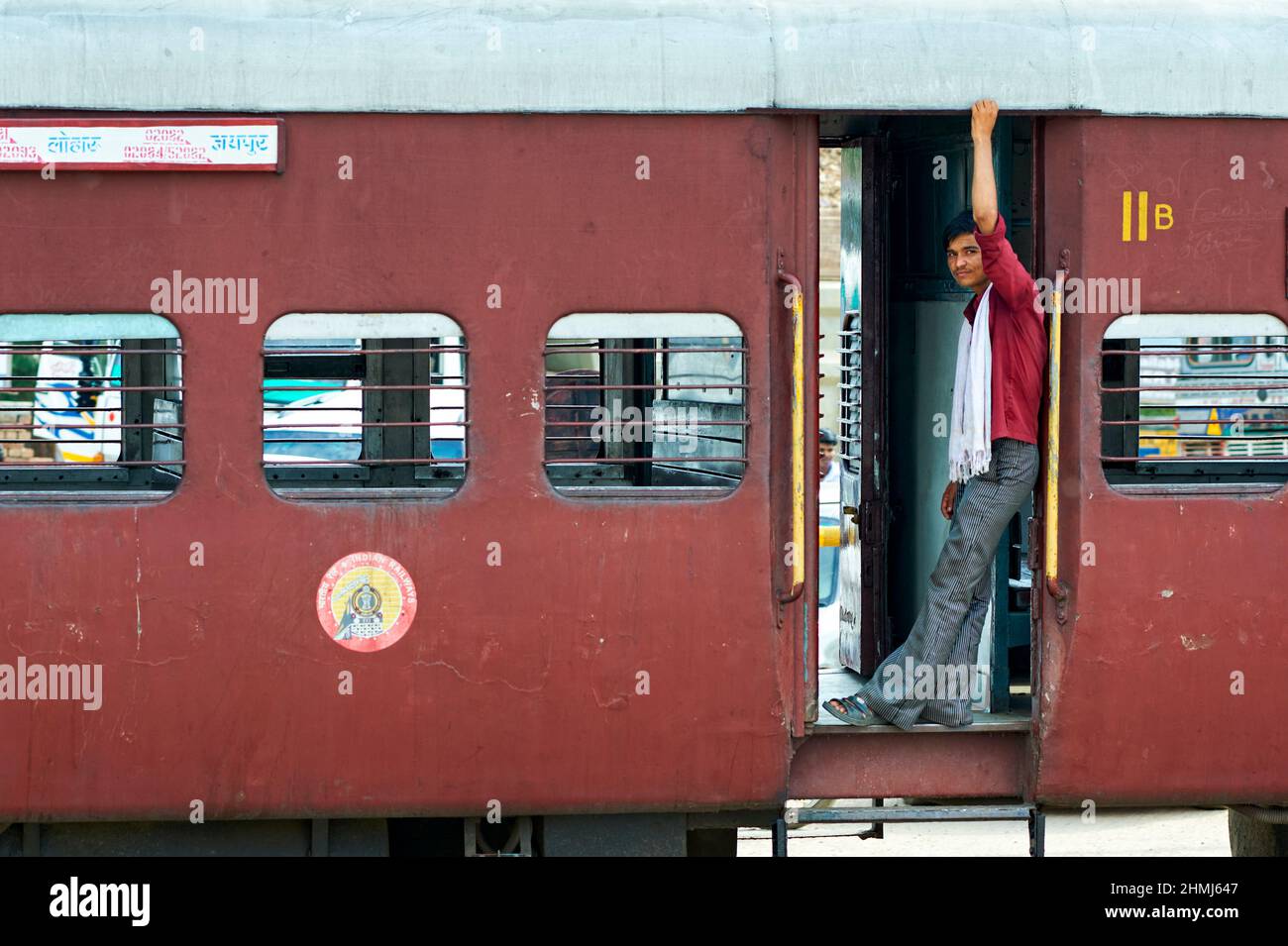 India Rajasthan. Passeggeri su un treno di terza classe Foto Stock