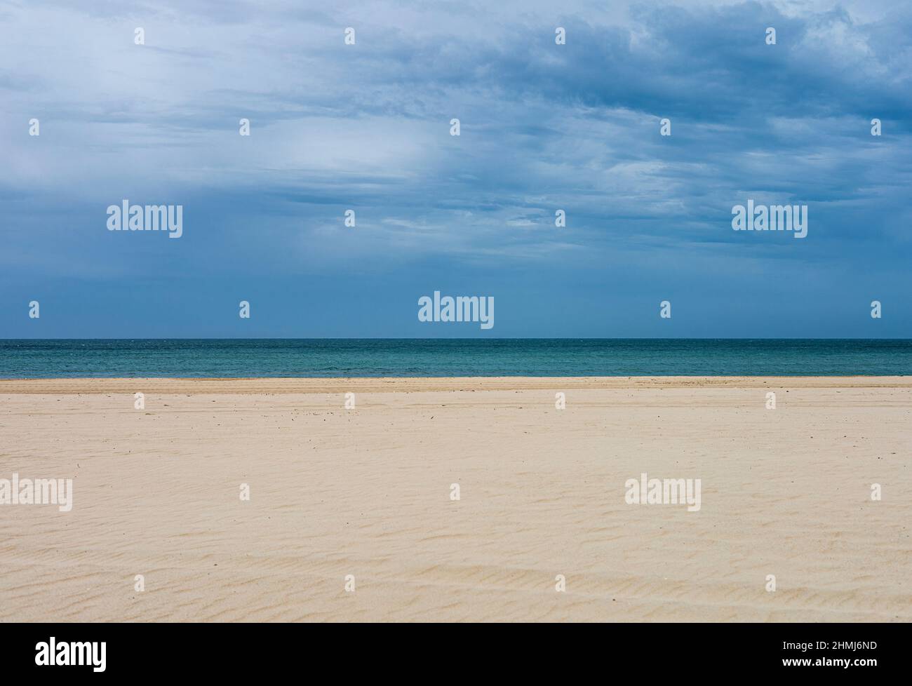 Sabbia, mare e cielo a Cadice, Spagna. Foto Stock