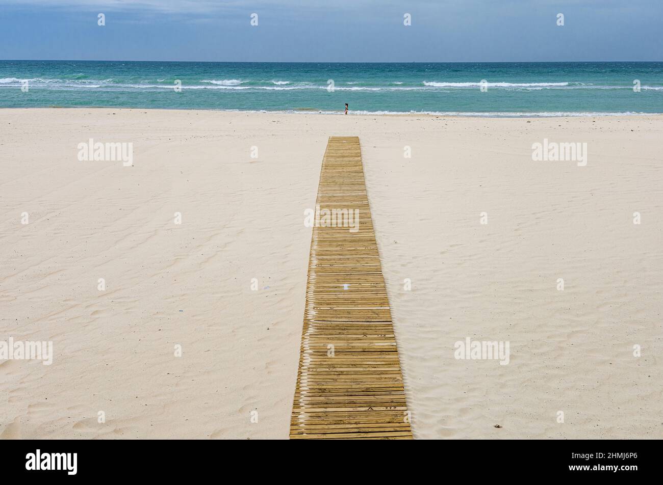 Sentiero in legno a Victoria Beach, Cadice, Spagna. Foto Stock