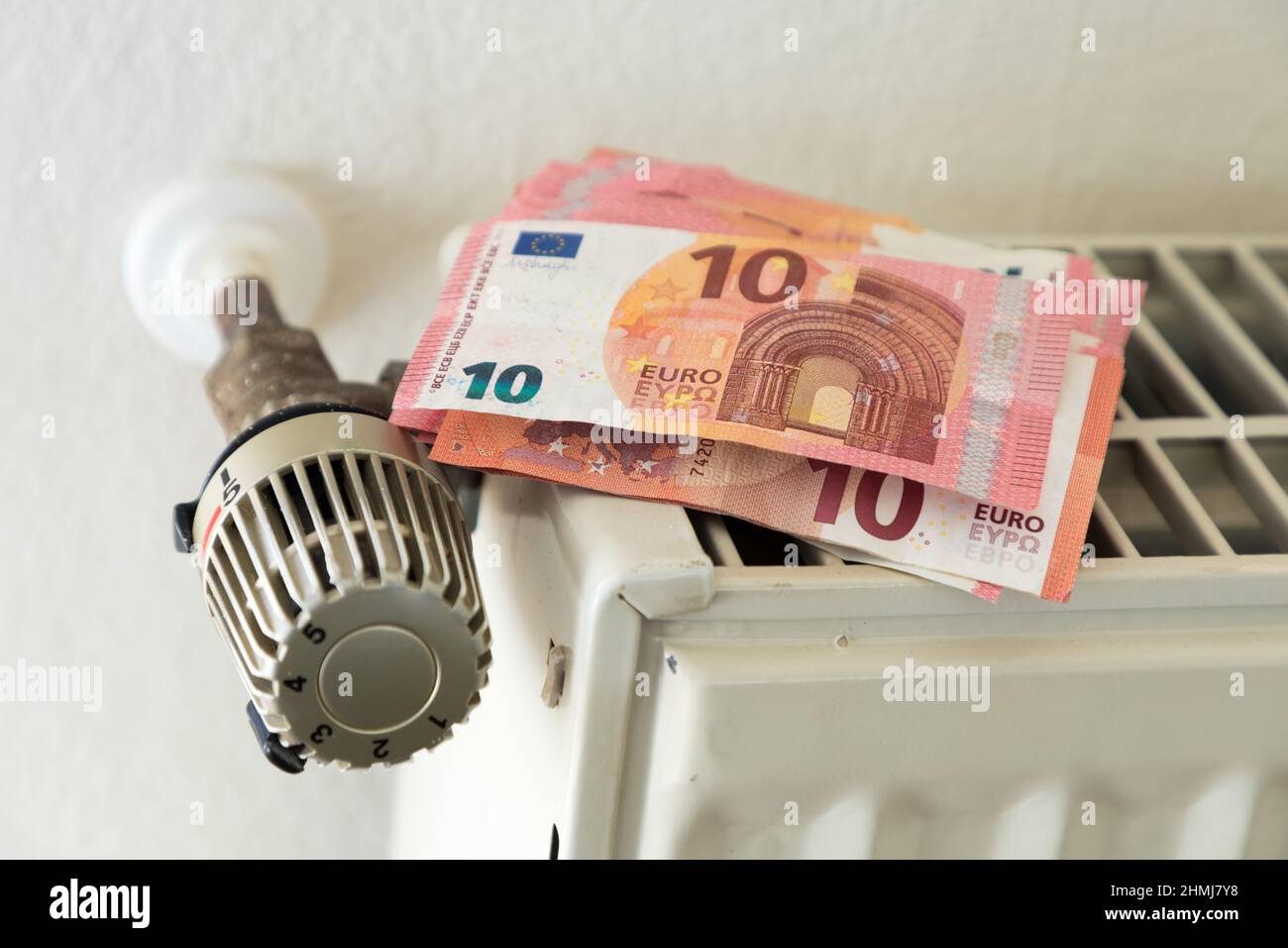 Primo piano delle banconote sul riscaldatore. Riscaldamento costi aggiuntivi. Foto Stock