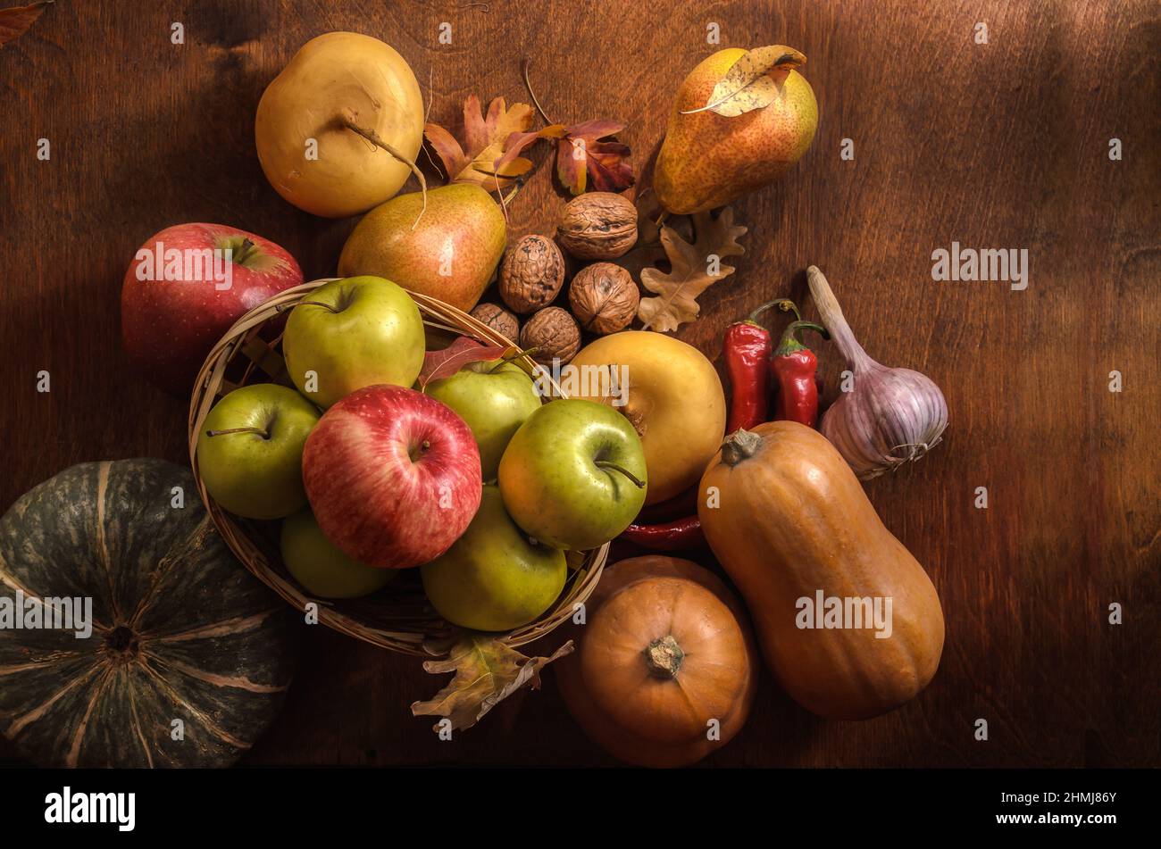 Frutta e verdura su sfondo di legno scuro in stile rustico Foto Stock