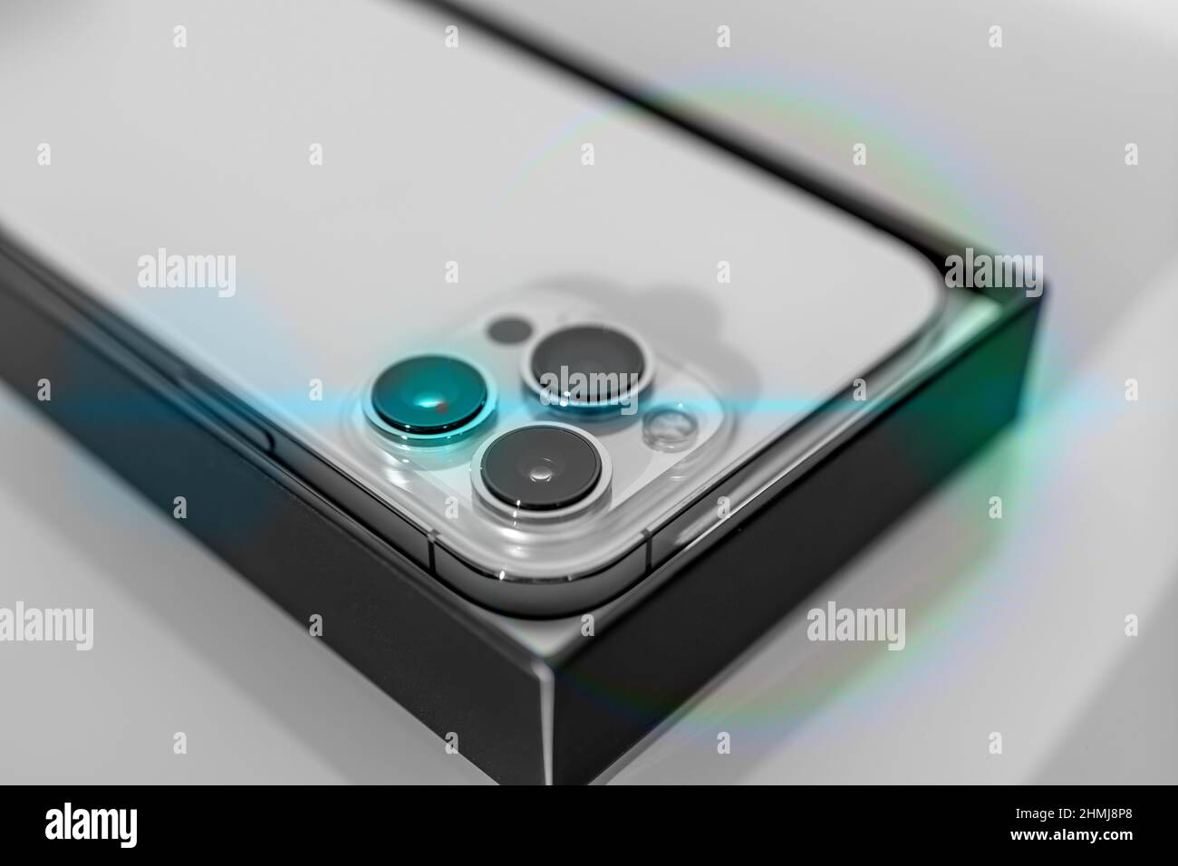 Nizza, FRANCIA - 13.12.2021: Fuoco selettivo. Apple iPhone 13 Pro Max sulla confezione. L'ultimo modello di smartphone 5G di Apple Computers. Filtro blu Special ART Foto Stock