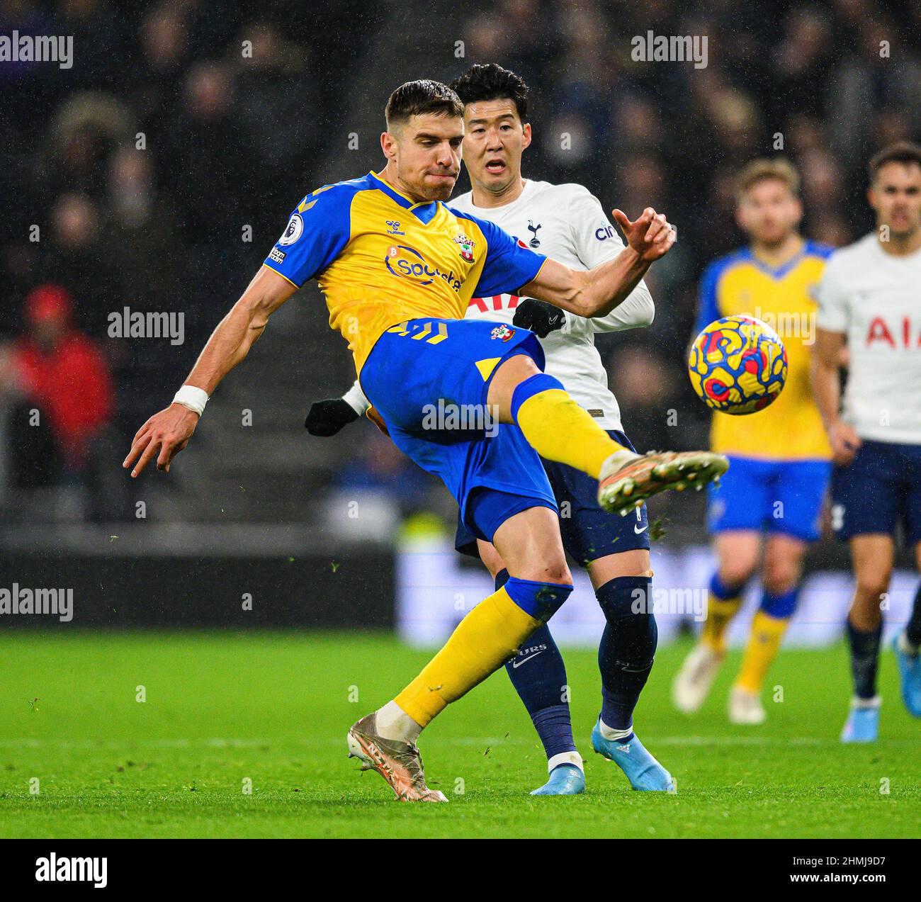 Londra, Regno Unito. 09th Feb 2022. Jan Bednarek di Southampton durante la partita al Tottenham Hotspur Stadium. Picture Credit : Credit: Mark Pain/Alamy Live News Foto Stock