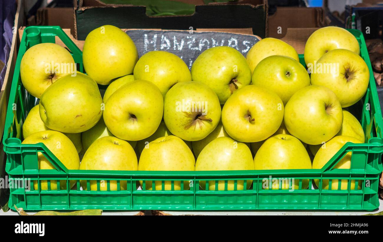 Scatola di plastica con mele sul mercato Foto Stock
