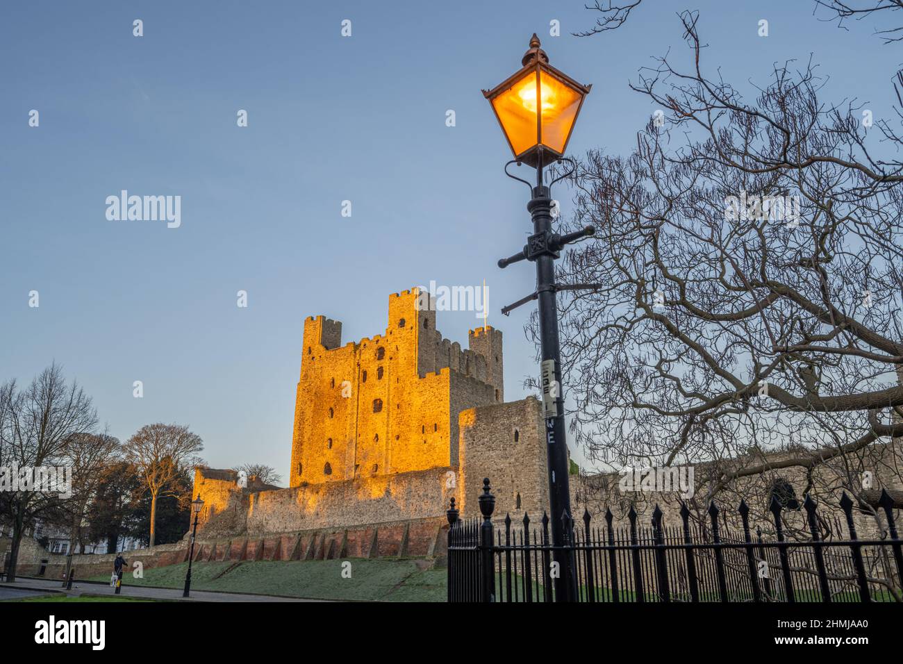 Guardando verso l'alto la torre del castello di Rochester e le mura orientali all'alba in un giorno di inverni Foto Stock