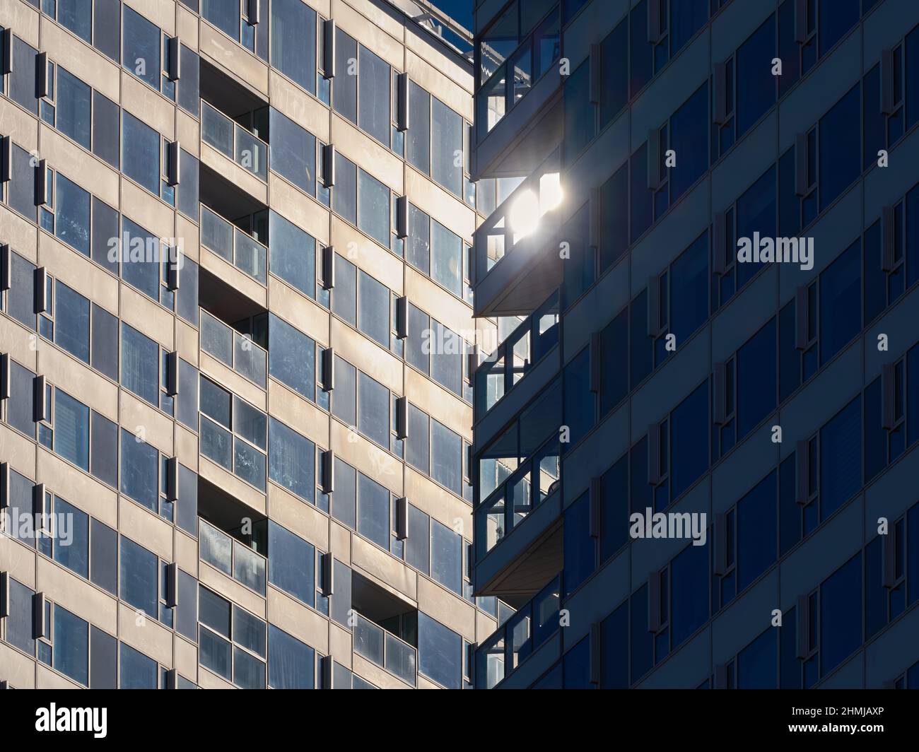 Sole tra le case, lato chiaro e scuro, Bratislava, Slovacchia Foto Stock