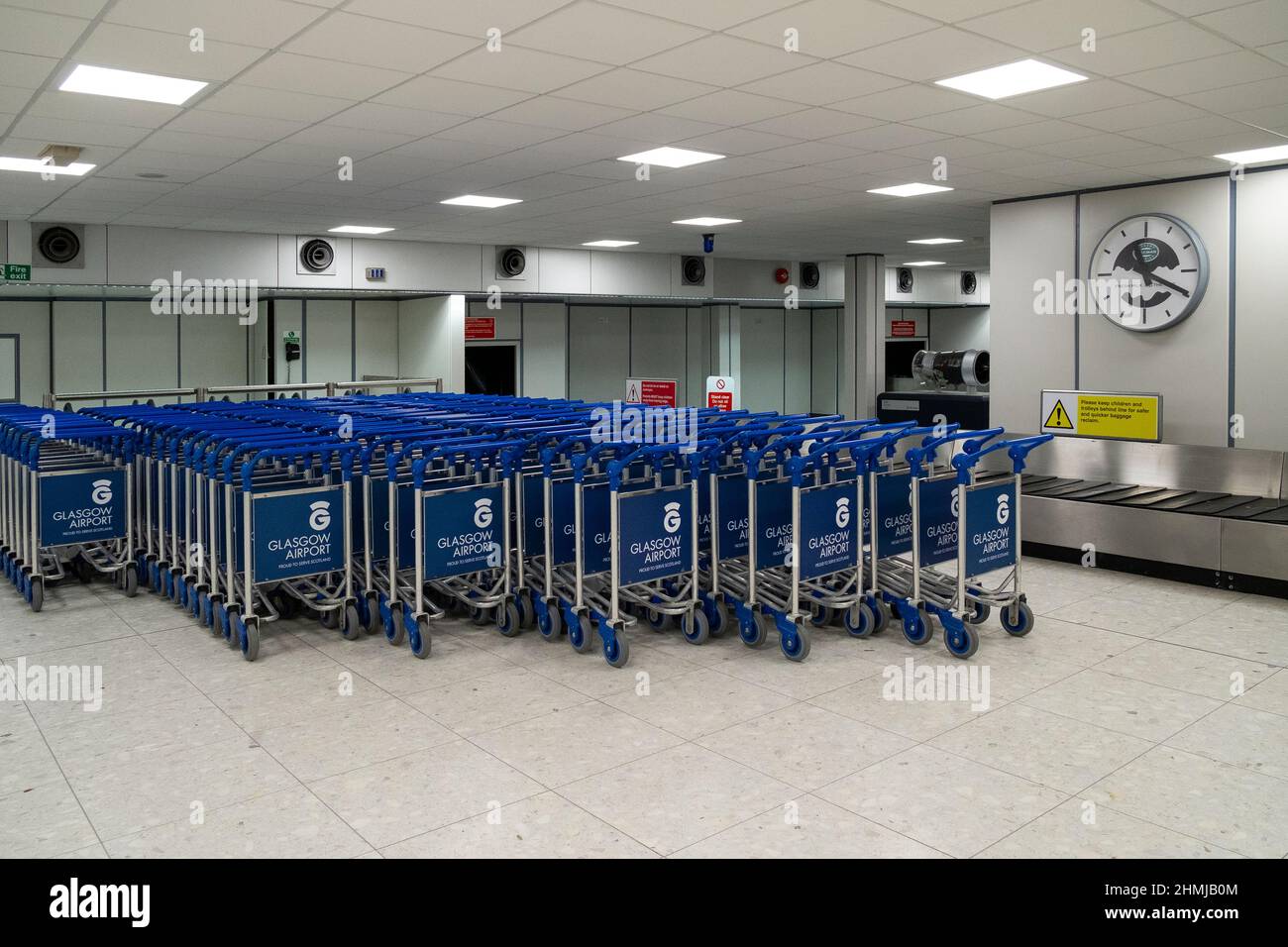 carrelli per bagagli in aeroporto Foto Stock