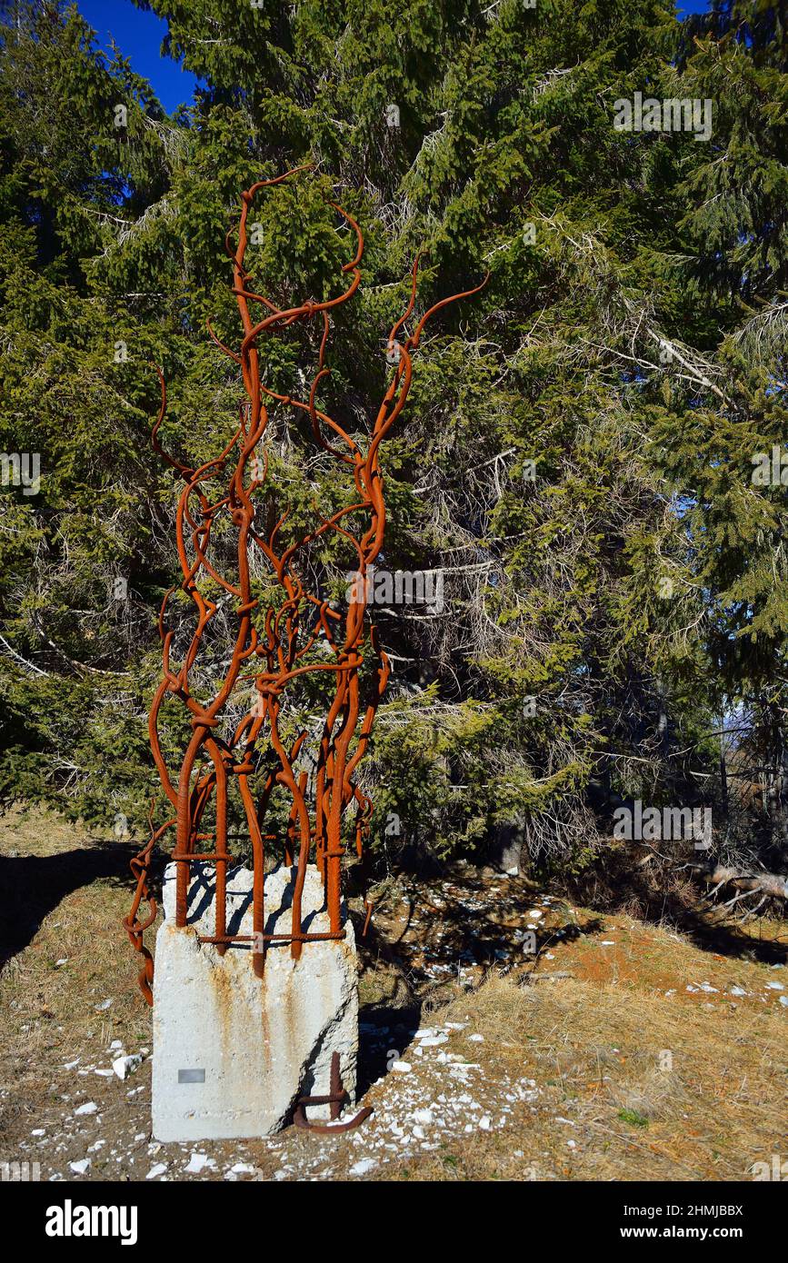 Veneto, Italia. Massiccio del Monte Grappa. Monte Pertica, la scultura Valentino Moro in ferro e cemento chiamata Resurrezione lungo il sentiero del Bosco degli Eroi (Eng. Legno degli Eroi). Foto Stock