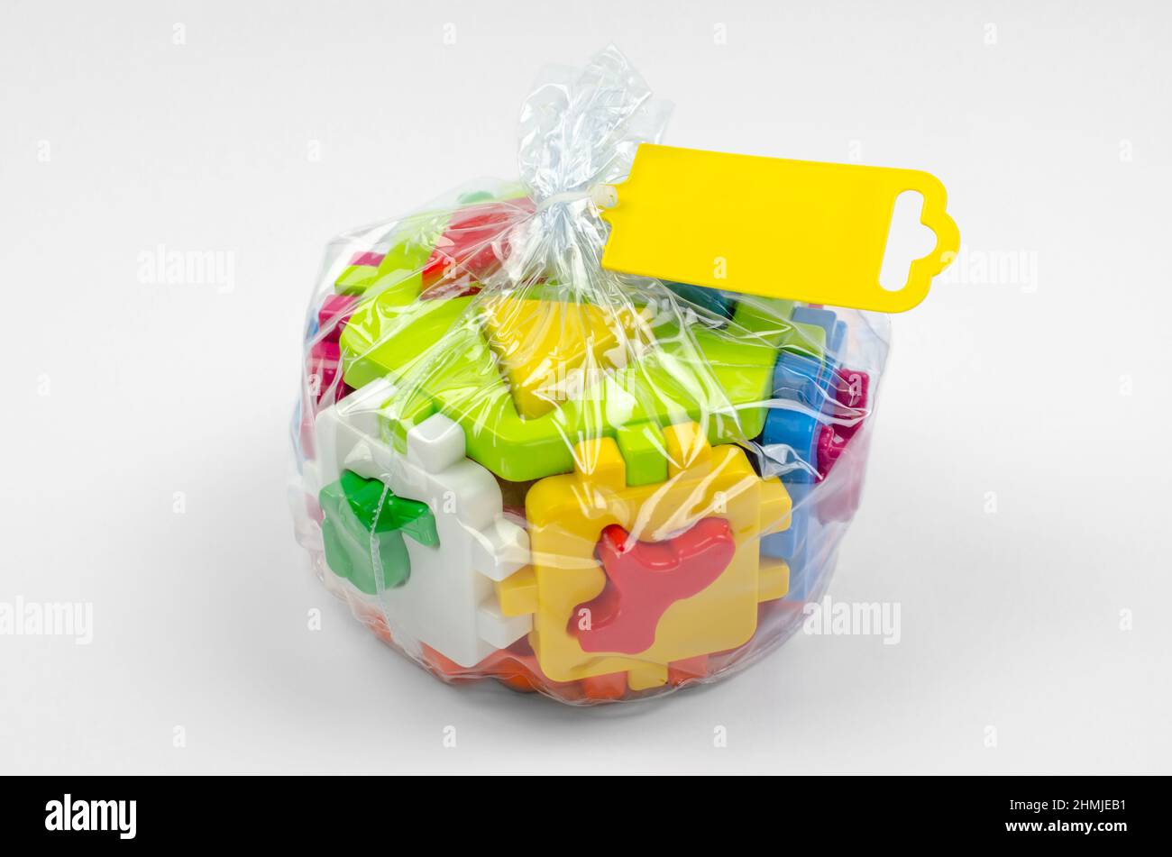 Etichetta vuota sulla confezione dei giocattoli di plastica per bambini. Giocattoli di plastica per bambini. Cubo ordinatore logico con forme geometriche in plastica Foto Stock