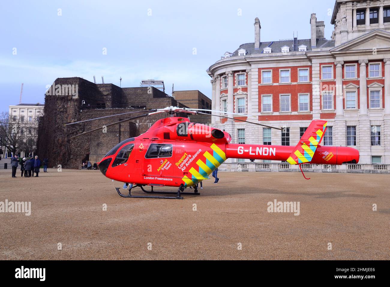 L'elicottero London Air Ambulance visita Horse Guards Parade, Londra, Inghilterra, Regno Unito, Isole britanniche, Il 10th febbraio 2022. Air Ambulance Charity di Londra è un ente di beneficenza registrato che gestisce un servizio di assistenza medica di emergenza in elicottero (HEMS) per rispondere a gravi emergenze a Londra e nei dintorni. Horse Guards Parade, al largo di Whitehall, è un terreno di sfilata cerimoniale ed è la scena di Trooping the Color il compleanno ufficiale della Regina nel mese di giugno. Foto Stock