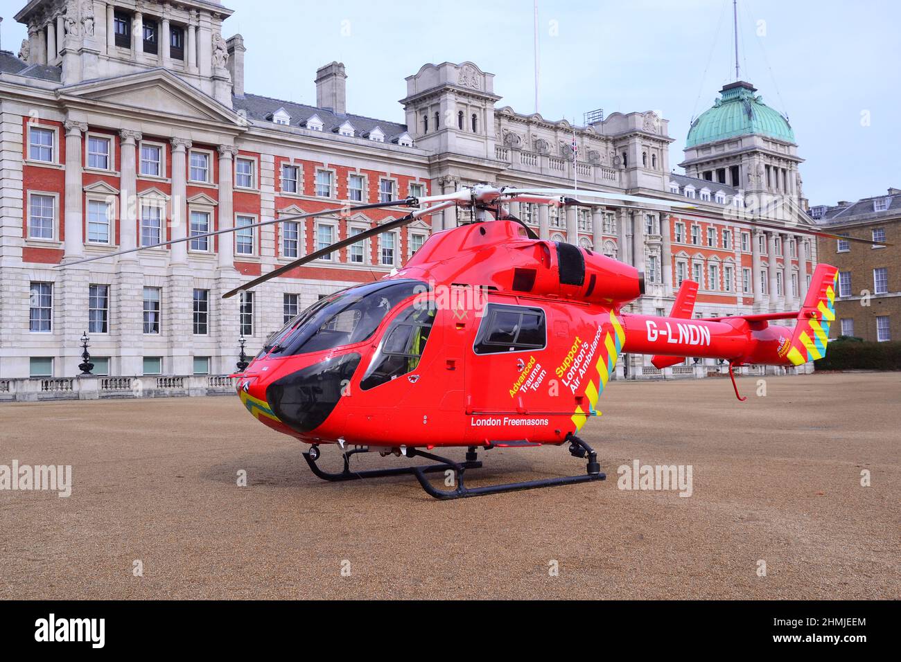 L'elicottero London Air Ambulance visita Horse Guards Parade, Londra, Inghilterra, Regno Unito, Isole britanniche, Il 10th febbraio 2022. Air Ambulance Charity di Londra è un ente di beneficenza registrato che gestisce un servizio di assistenza medica di emergenza in elicottero (HEMS) per rispondere a gravi emergenze a Londra e nei dintorni. Horse Guards Parade, al largo di Whitehall, è un terreno di sfilata cerimoniale ed è la scena di Trooping the Color il compleanno ufficiale della Regina nel mese di giugno. Foto Stock