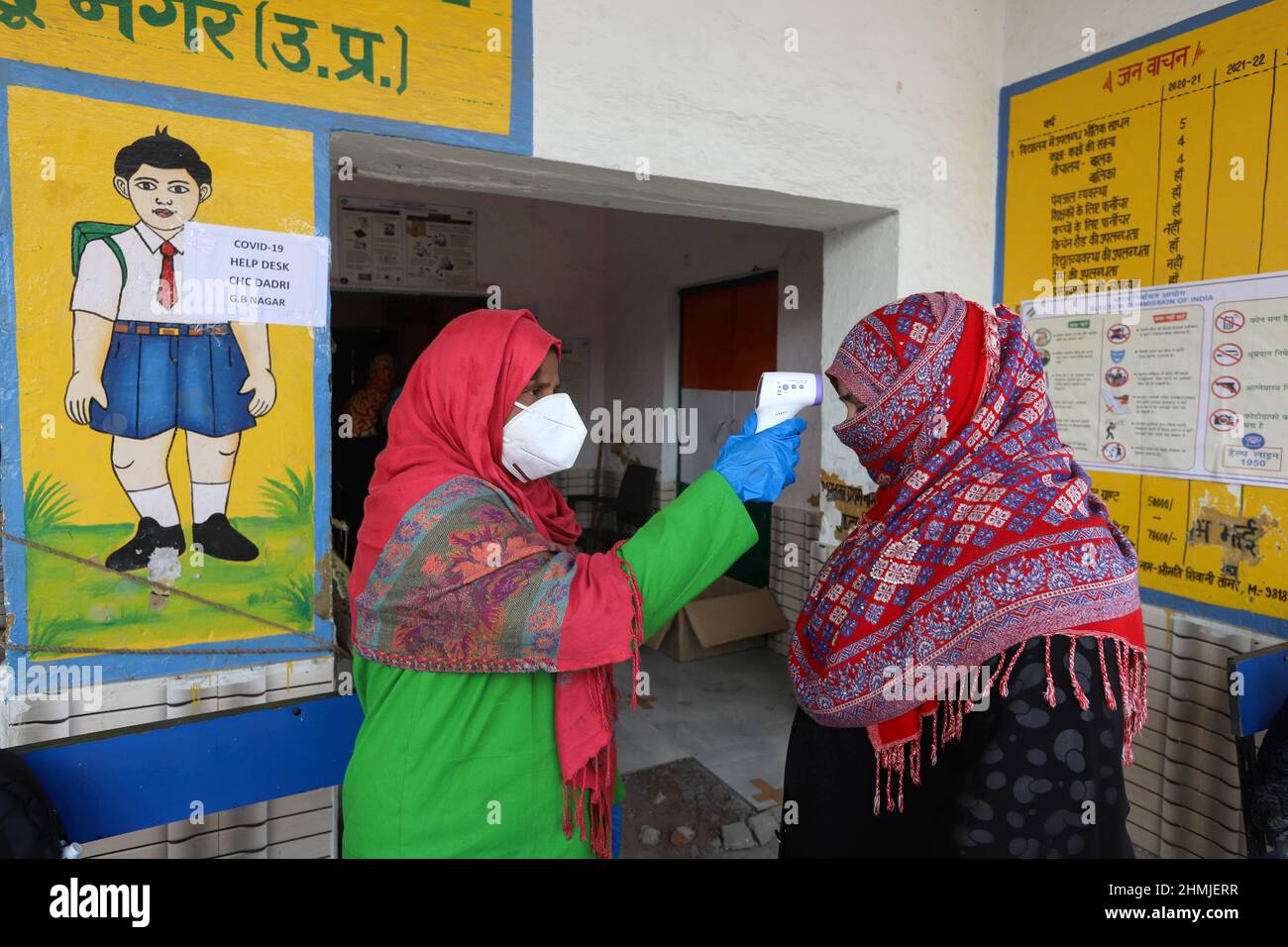 10 febbraio 2022, Gautam Budha Nagar, Uttar Pradesh, INDIA: Una donna elettori sottoposti a scansione termica prima di lanciare il voto in una stazione di voto durante la prima fase delle elezioni dell'assemblea di stato di Uttar Pradesh, nel distretto di Gautam Budh Nagar, Utar Pradesh, India il 10 febbraio 2022 (Credit Image: © Vijay Pandey/ZUMA Press Wire) Foto Stock