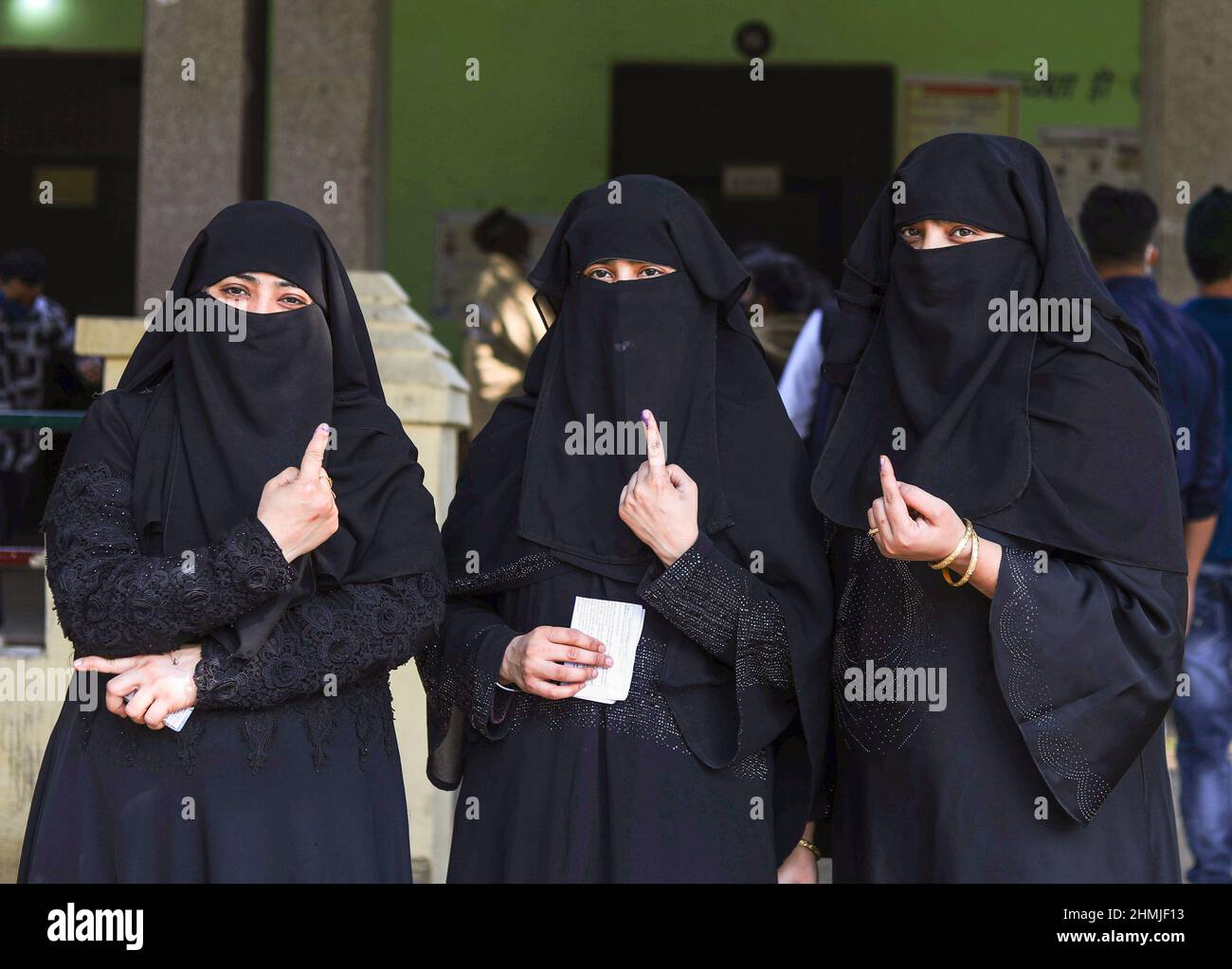 Noida, India. 10th Feb 2022. Le donne musulmane indiane mostrano il loro indice inked dopo aver castrato le loro urne, durante la prima fase delle elezioni dell'assemblea di stato dell'Utttar Pradesh. Credit: SOPA Images Limited/Alamy Live News Foto Stock