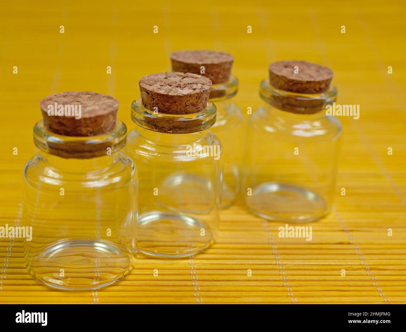 Bottiglie di vetro piccole con tappi, primo piano Foto Stock