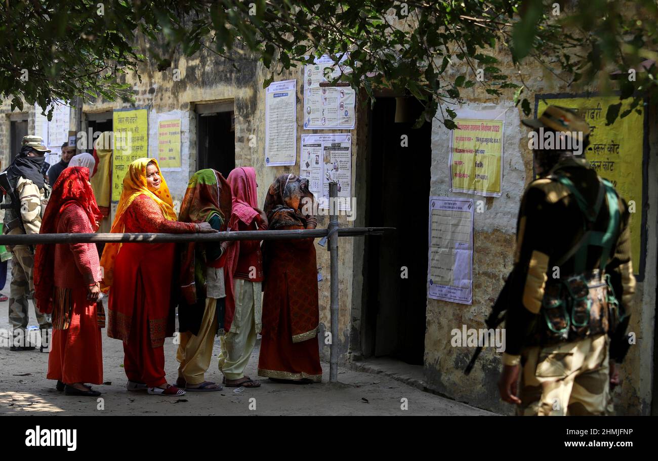 10 febbraio 2022, Gautam Budha Nagar, Uttar Pradesh, INDIA: Gli elettori arrivano a castare il loro voto in un seggio elettorale durante la prima fase delle elezioni dell'assemblea di stato di Utar Pradesh, nel distretto di Gautam Budh Nagar, Utar Pradesh, India il 10 febbraio 2022 (Credit Image: © Vijay Pandey/ZUMA Press Wire) Foto Stock