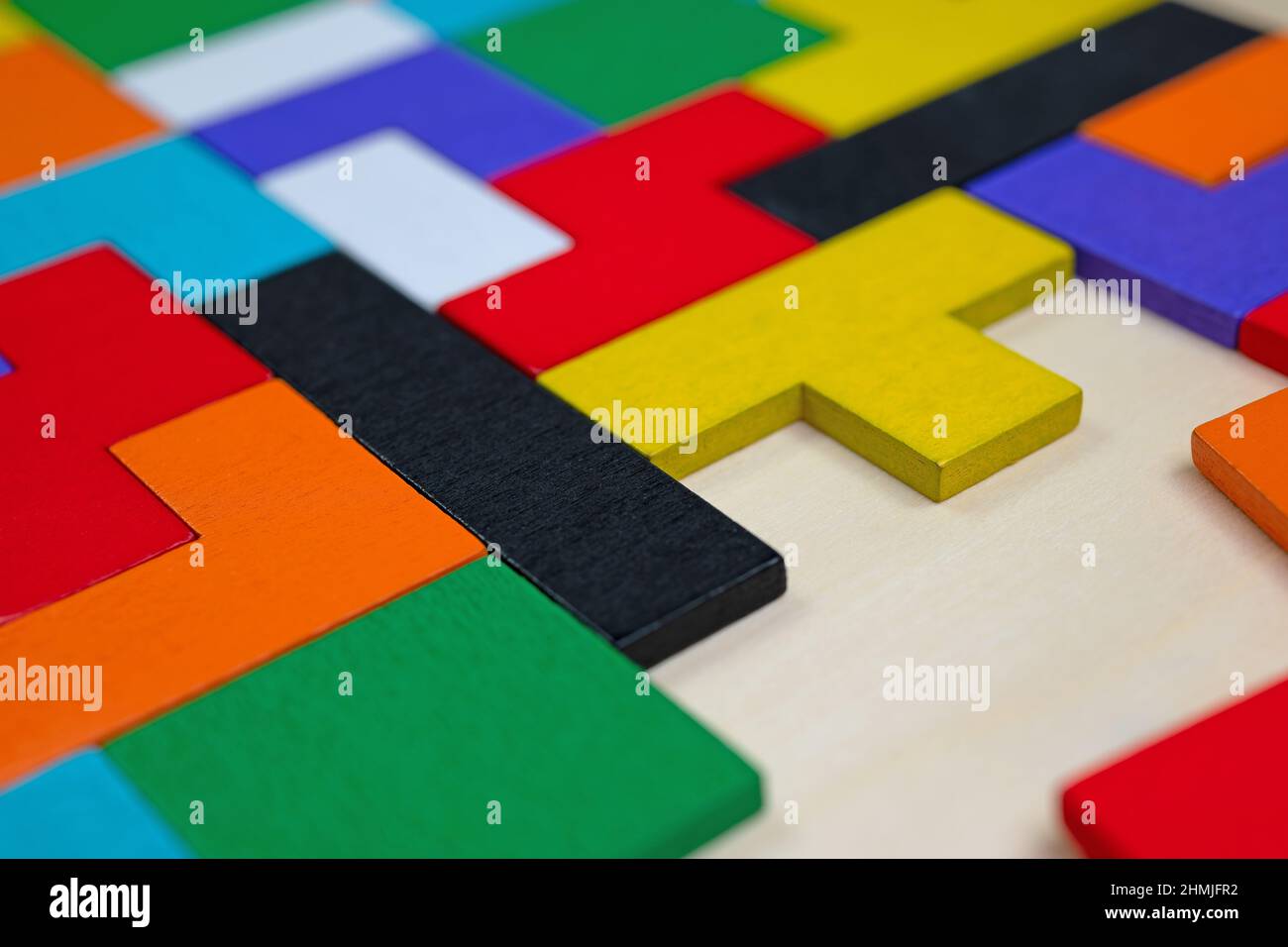 Pezzi di puzzle di legno colorato, messi insieme Foto Stock