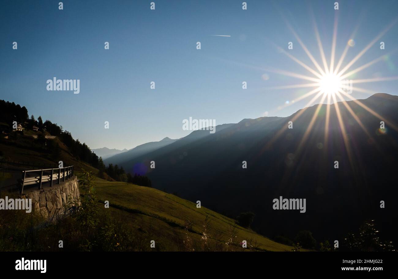 Poco dopo l'alba in una valle montana svizzera. Foto Stock