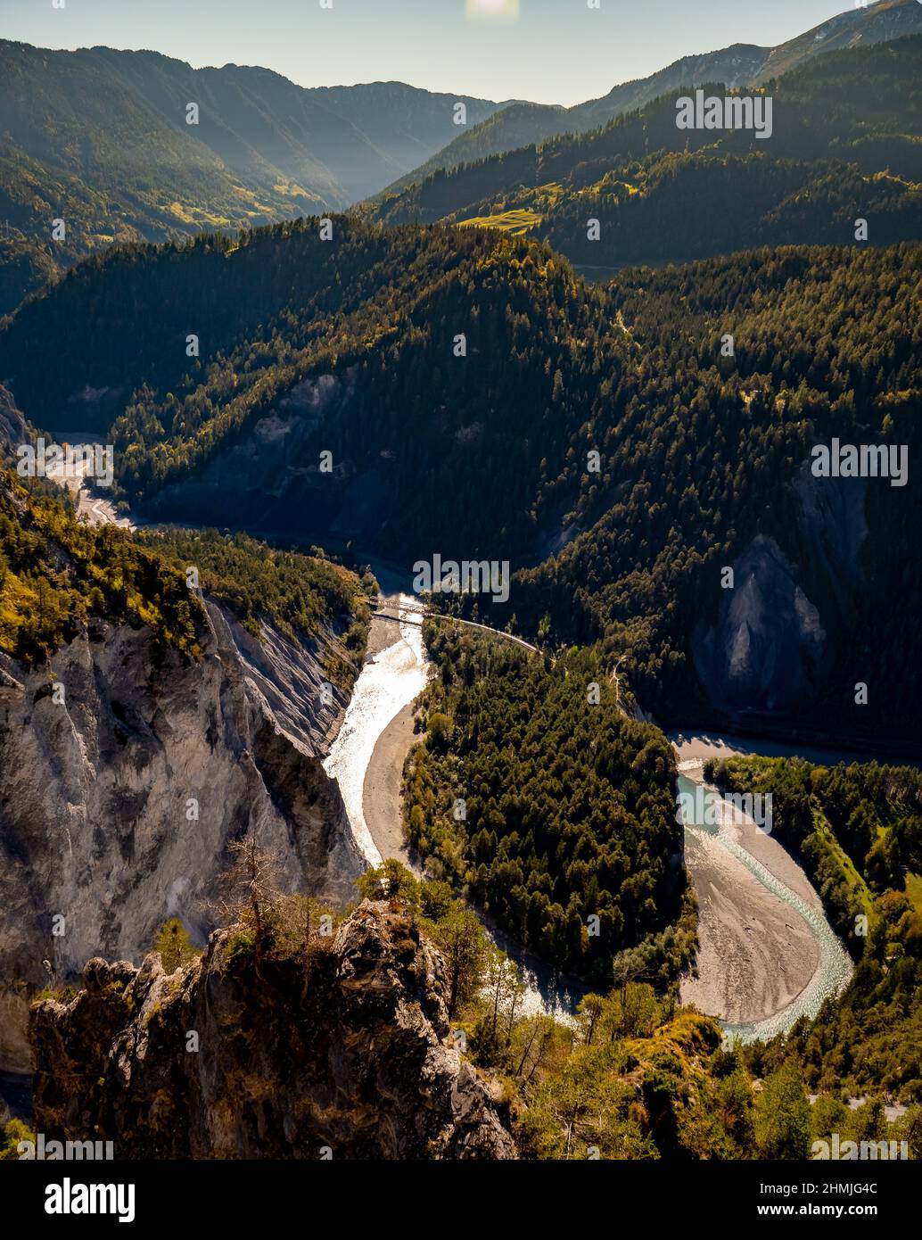 La principale curva del fiume nella Ruinaulta o nella gola del Reno in Svizzera Foto Stock