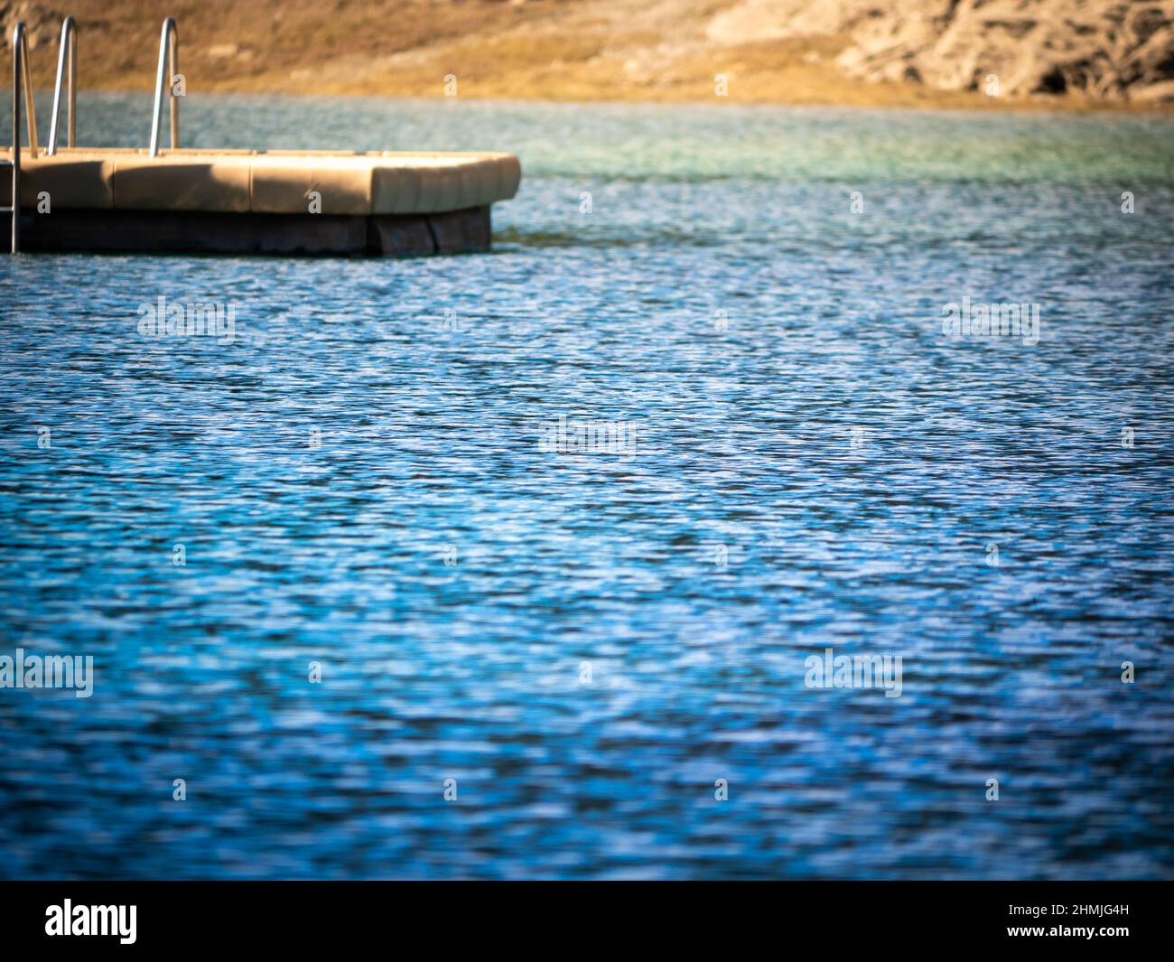 Lago caume in Svizzera con un'isola galleggiante su cui arrampicarsi Foto Stock