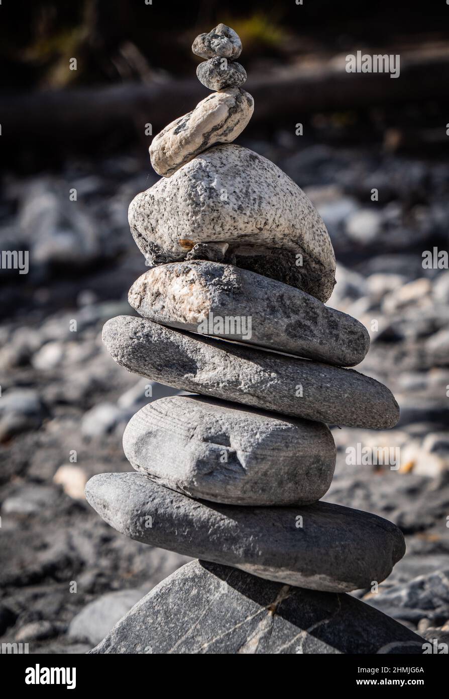 uno dei molti stack di pietra sulla riva del fiume reno Foto Stock