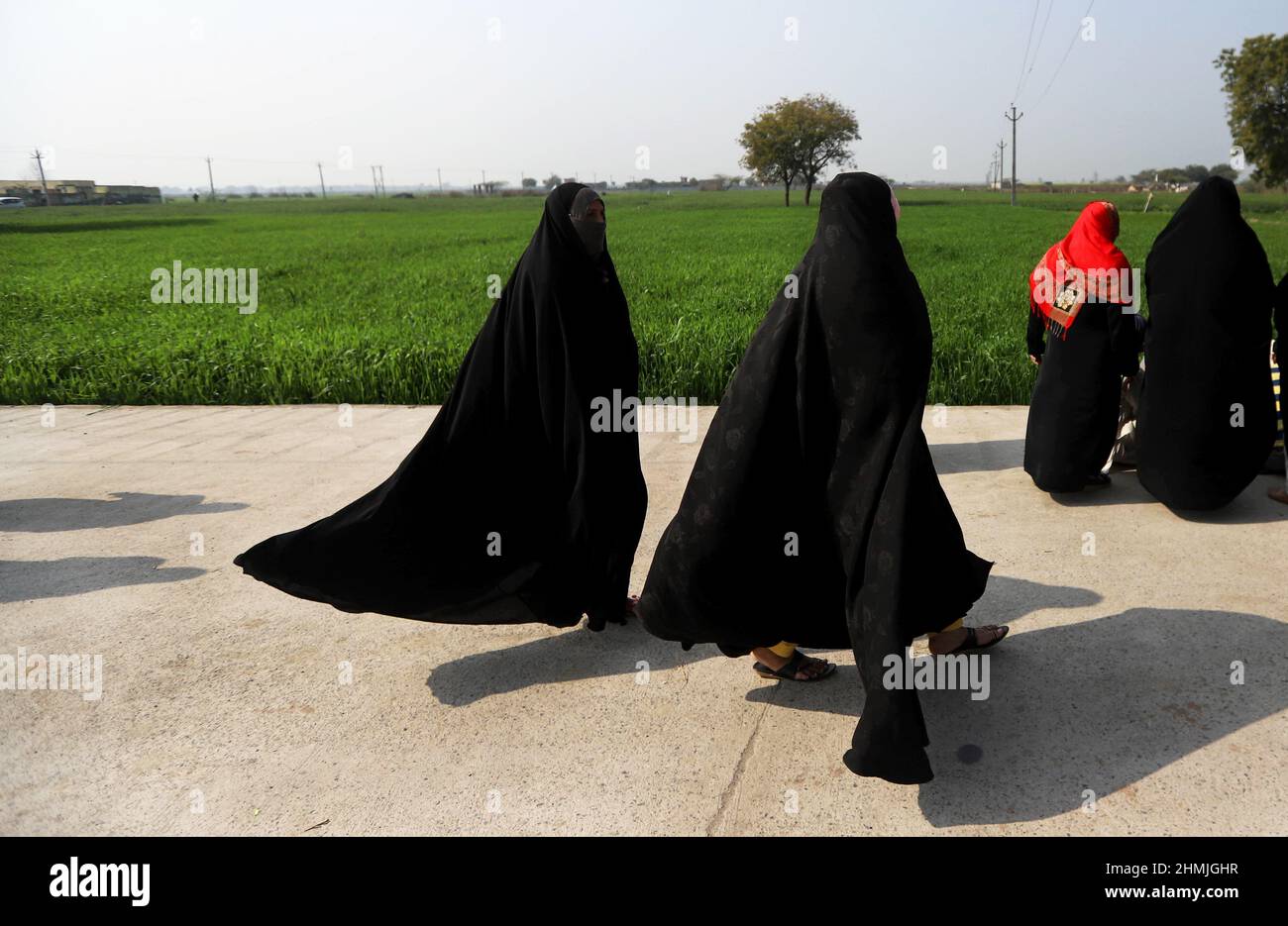 Dadri, Uttar Pradesh, INDIA. 10th Feb 2022. Gli elettori arrivano a casta il loro voto in un seggio elettorale durante la prima fase delle elezioni dell'assemblea di stato dell'Utttar Pradesh, nel distretto di Gautam Budh Nagar, Utar Pradesh, India il 10 febbraio 2022 (Credit Image: © Vijay Pandey/ZUMA Press Wire) Foto Stock