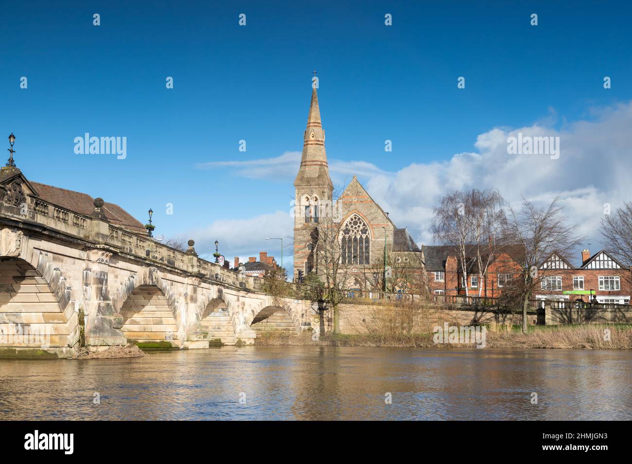 English Bridge a Shrewsbury, Shropshire, Regno Unito in un giorno di cielo blu in inverno Foto Stock
