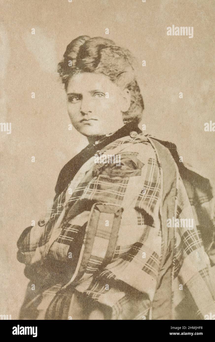 Antica circa 1860s carte de visite di Tennie Claflin. Lady Tennessee Celeste Claflin, viscountessa di Montserrat (1844-1923), conosciuta anche come Tennie C., fu un suffragista americano meglio noto come la prima donna, insieme alla sorella Victoria Woodhull, ad aprire una ditta di brokeraggio di Wall Street, avvenuta nel 1870. FONTE: ORIGINALE CARTA FOTOGRAFICA DE VISITE Foto Stock
