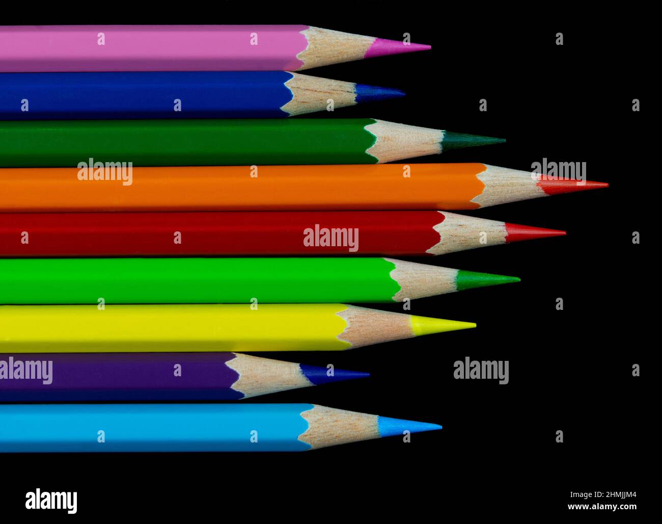 Matite di colore isolato su sfondo nero Foto Stock