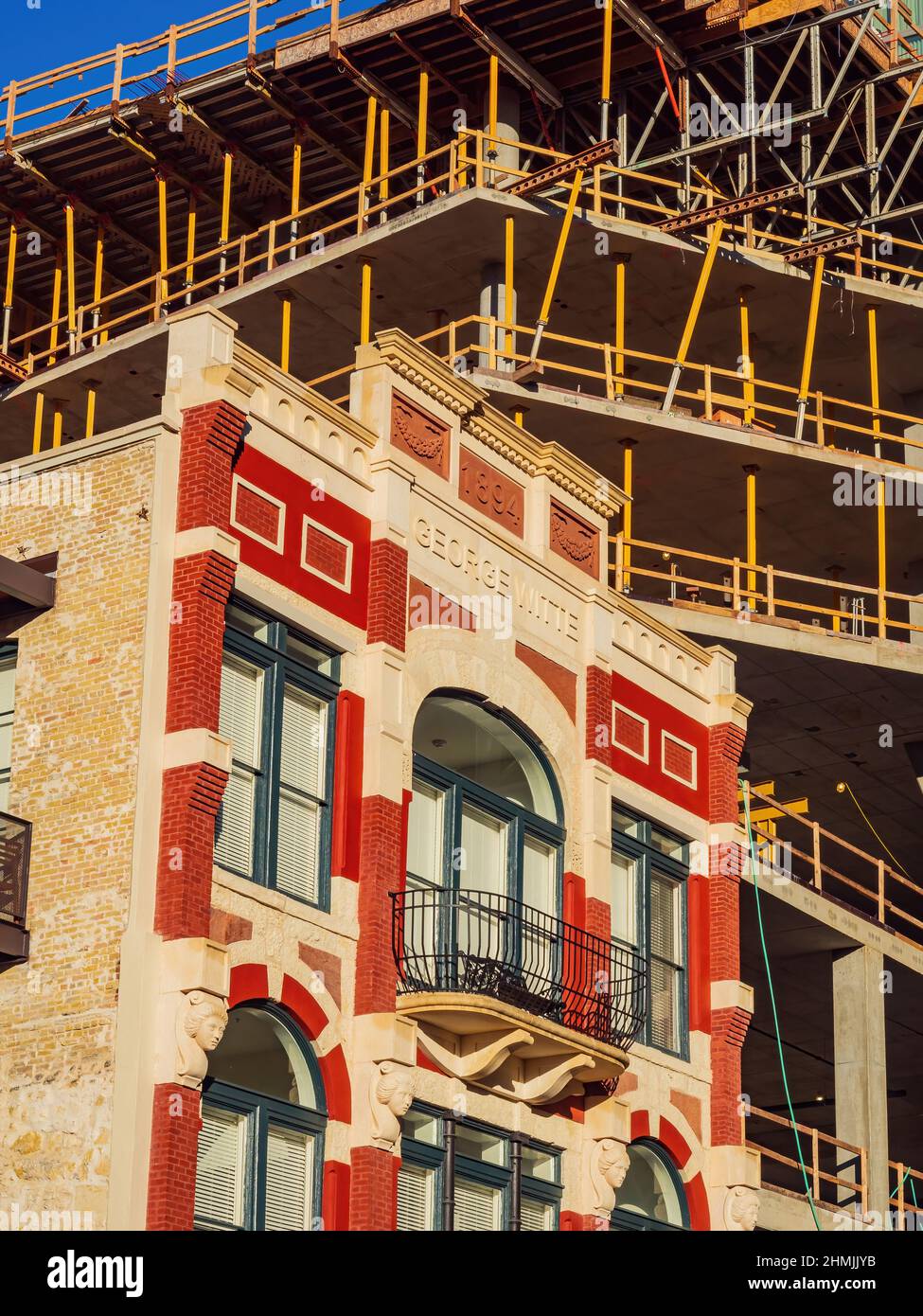 Vista soleggiata di un edificio storico con cantiere del Texas Foto Stock