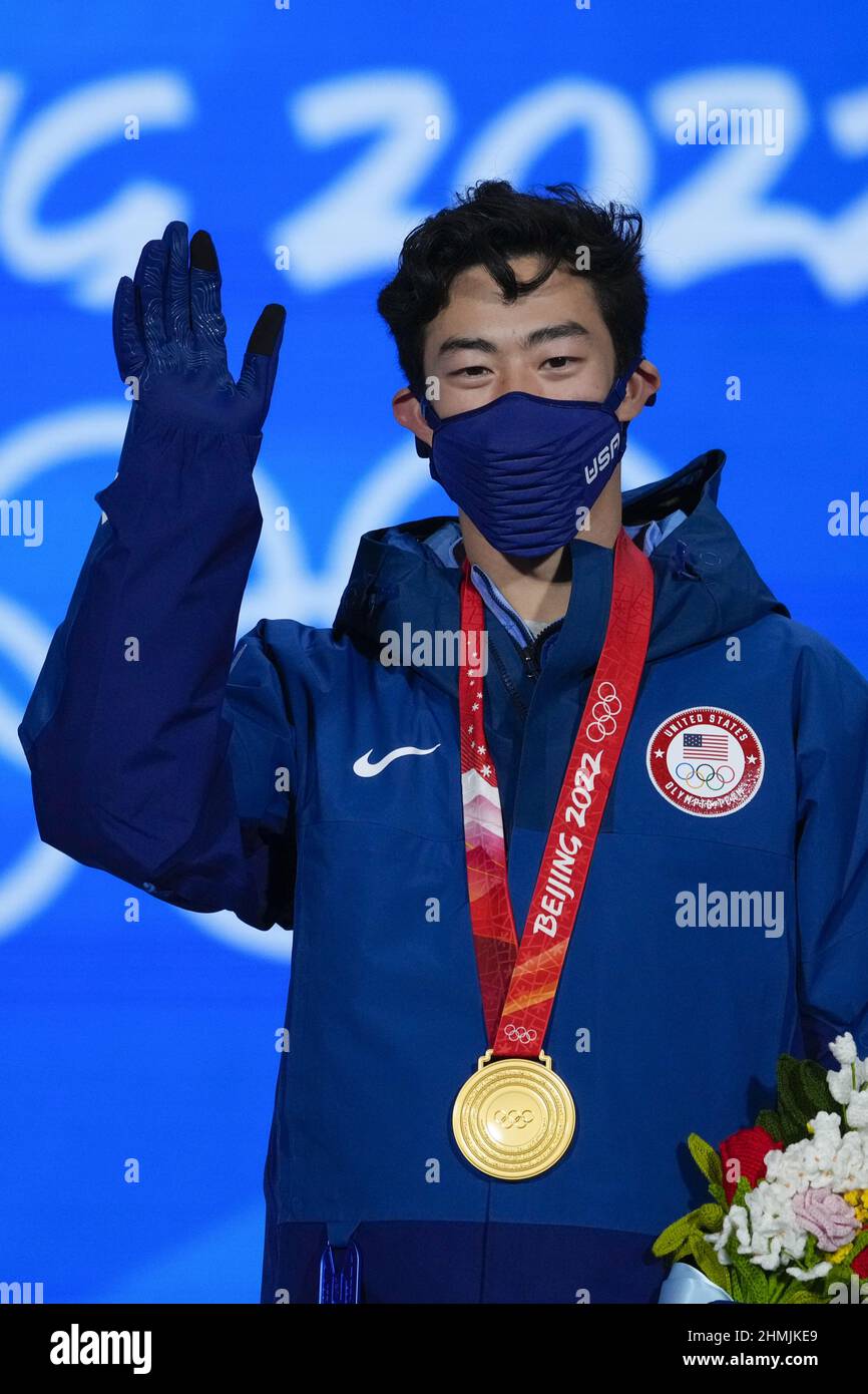 Nathan Chen degli Stati Uniti (C) indossa la sua medaglia d'oro durante la cerimonia delle medaglie per la finale di pattinaggio a figura singola degli uomini alle Olimpiadi invernali di Pechino 2022 giovedì 10 febbraio 2022. Foto di Paul Hanna/UPI Foto Stock