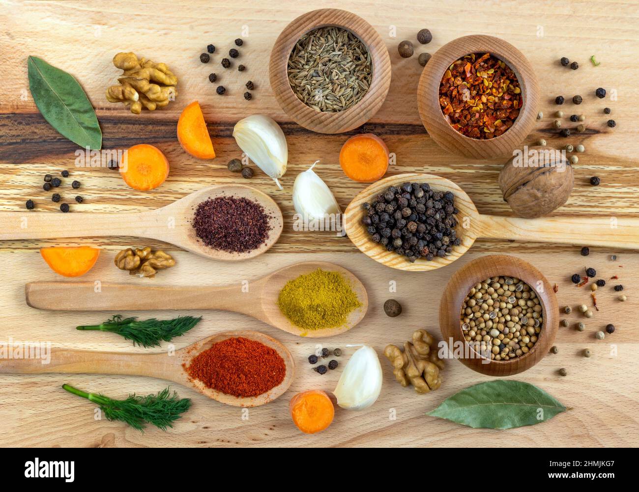 Set di spezie e verdure diverse su tavola di legno Foto Stock