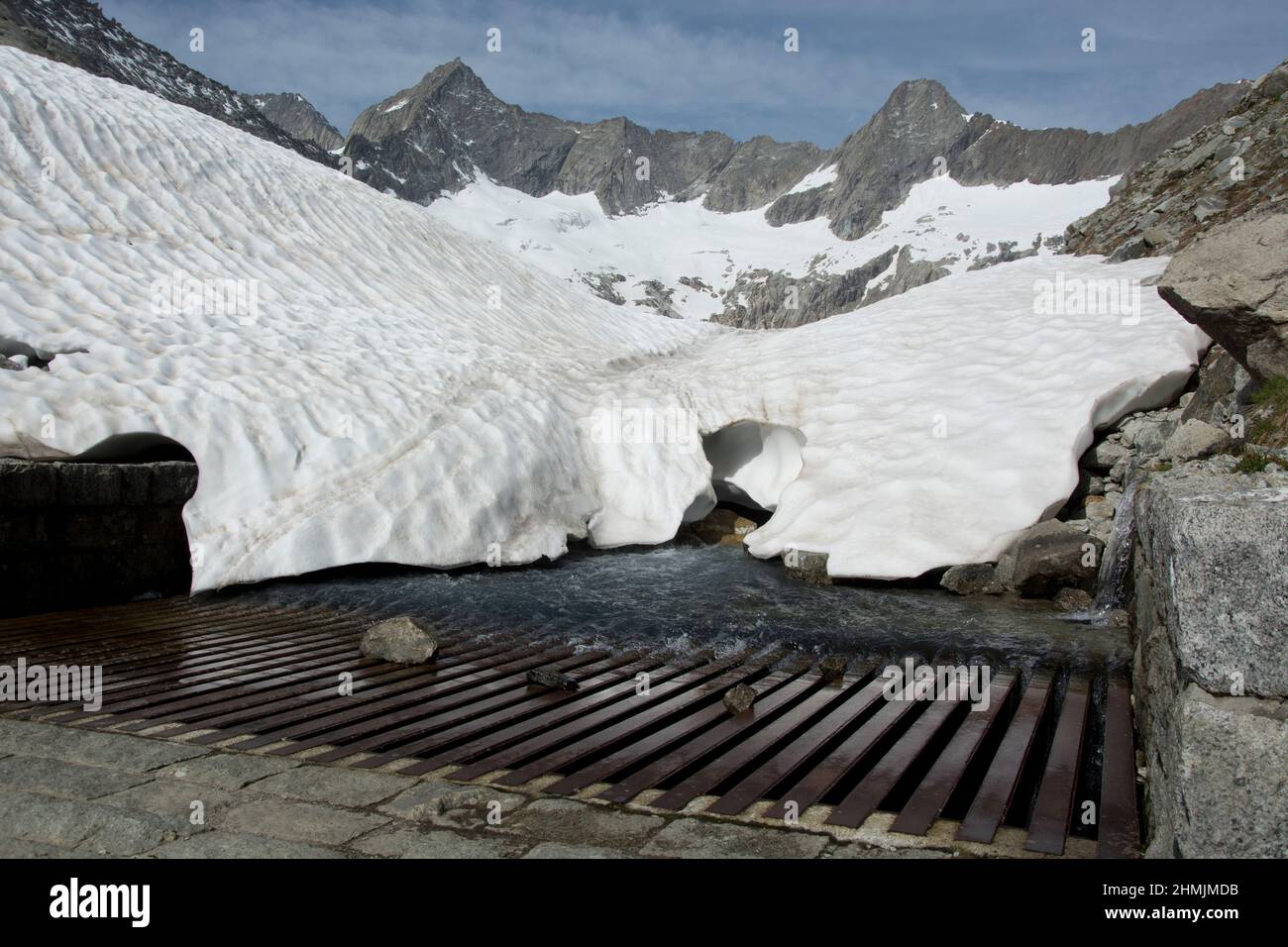 Ein Bach im Berner Oberland verschwindet in einer Wasserfassung zur Stromproduktion Foto Stock