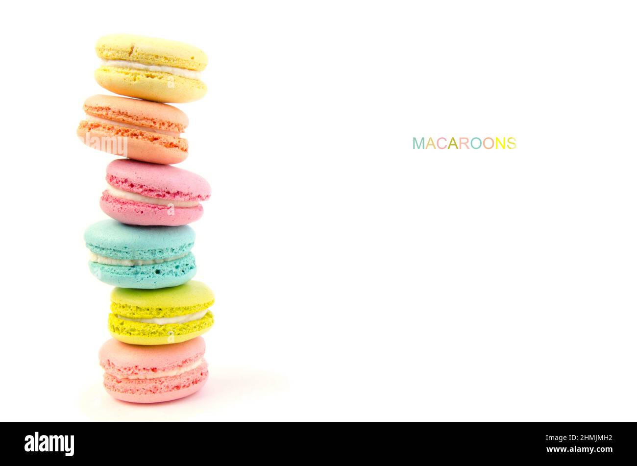 Il francese macaron i cookie su sfondo bianco.dolce con.Close up. Foto Stock