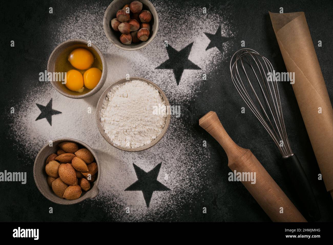 Panetteria di base per cucinare la cottura di Natale con spilla, whisk, farina sparsa, uova, noci. Dolce natalizio fatto in casa - delico Foto Stock