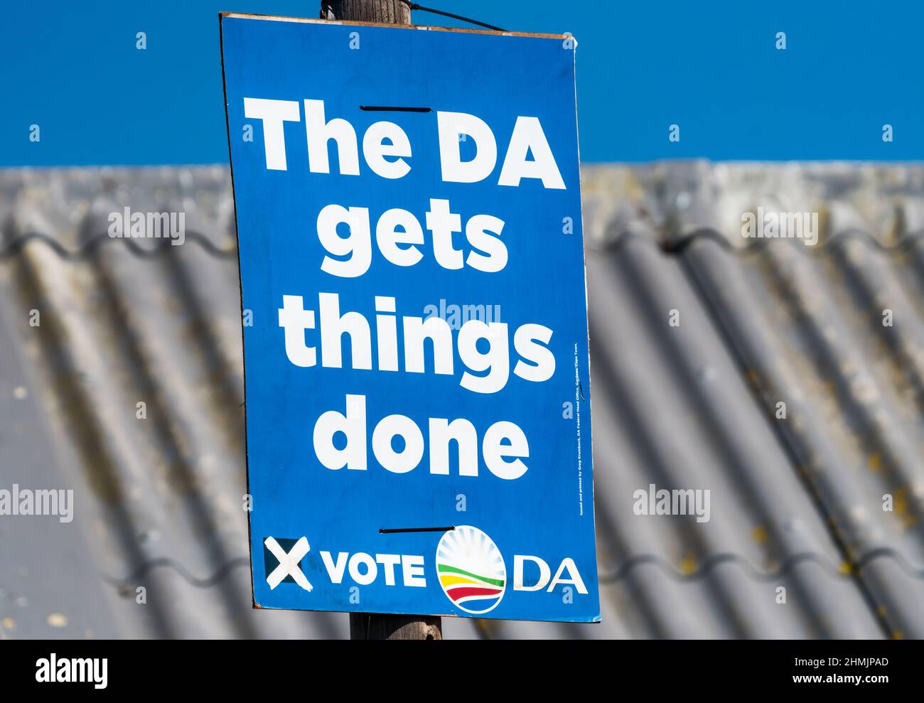 DA (Alleanza Democratica) manifesto della campagna di partito politico su una pole in Capo Occidentale, Sud Africa Concept politics and voting Foto Stock