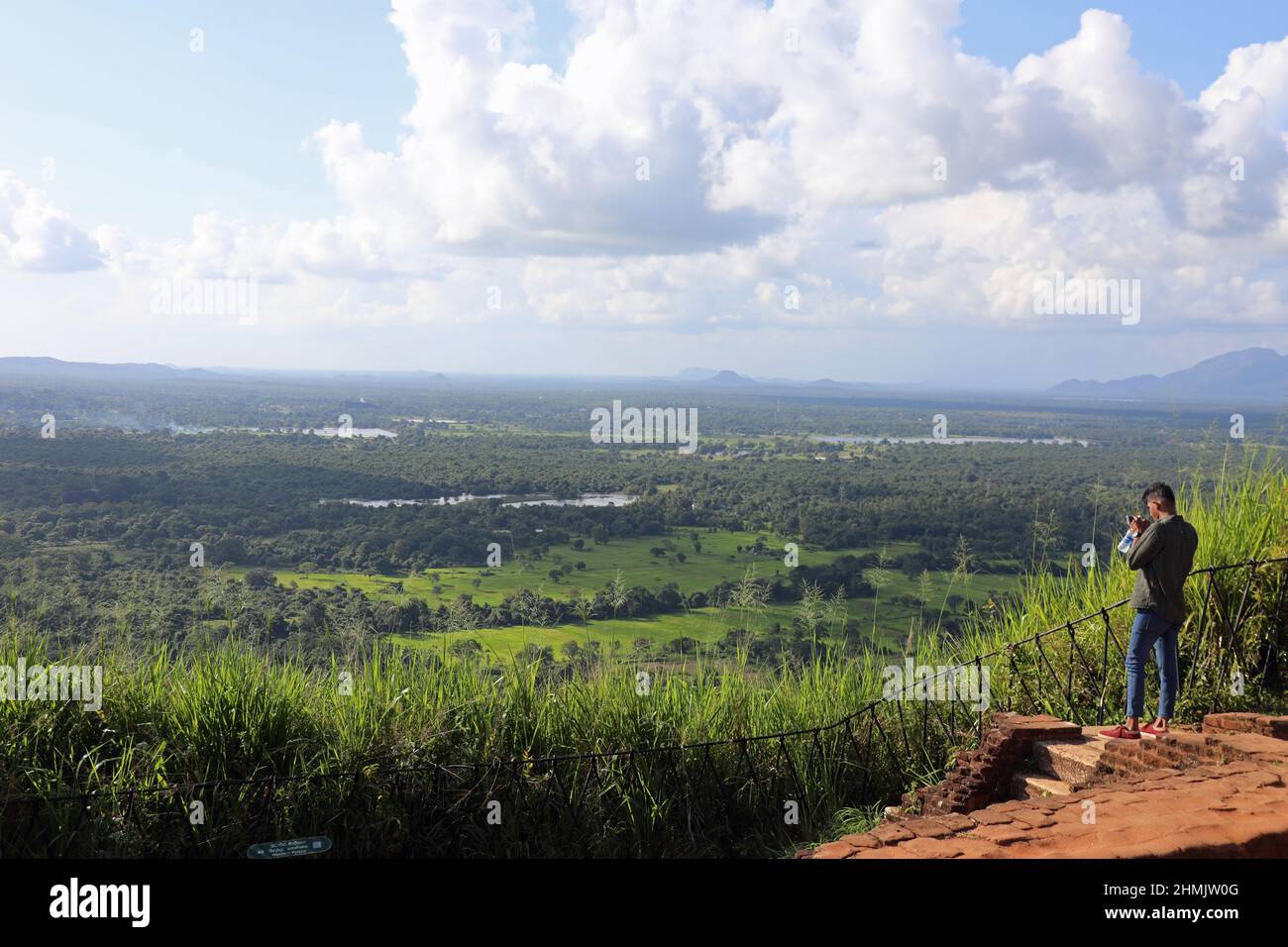 Turista sulla cima di Sigiriya in Sri Lanka Foto Stock