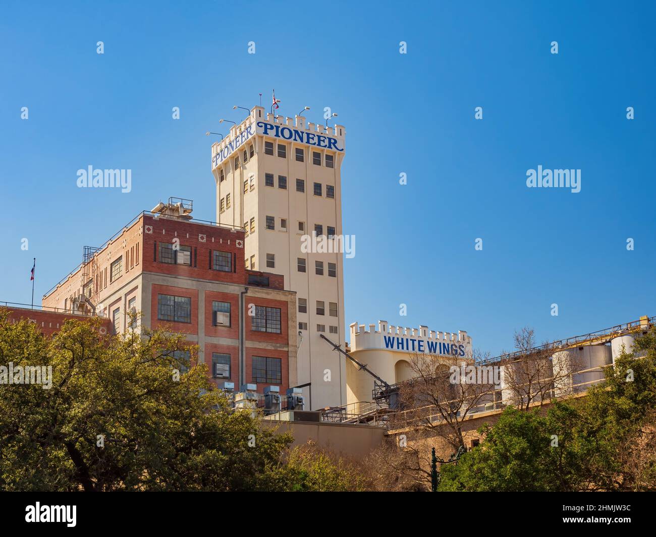 Texas, FEB 5 2022 - Sunny view of the Pioneer Flour Mills Foto Stock
