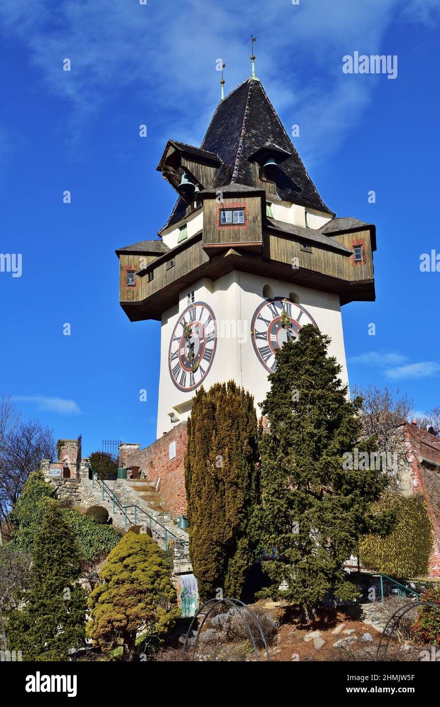 La Torre dell'Orologio Uhrturm è un simbolo di Graz, in cima alla collina del Castello. Foto Stock