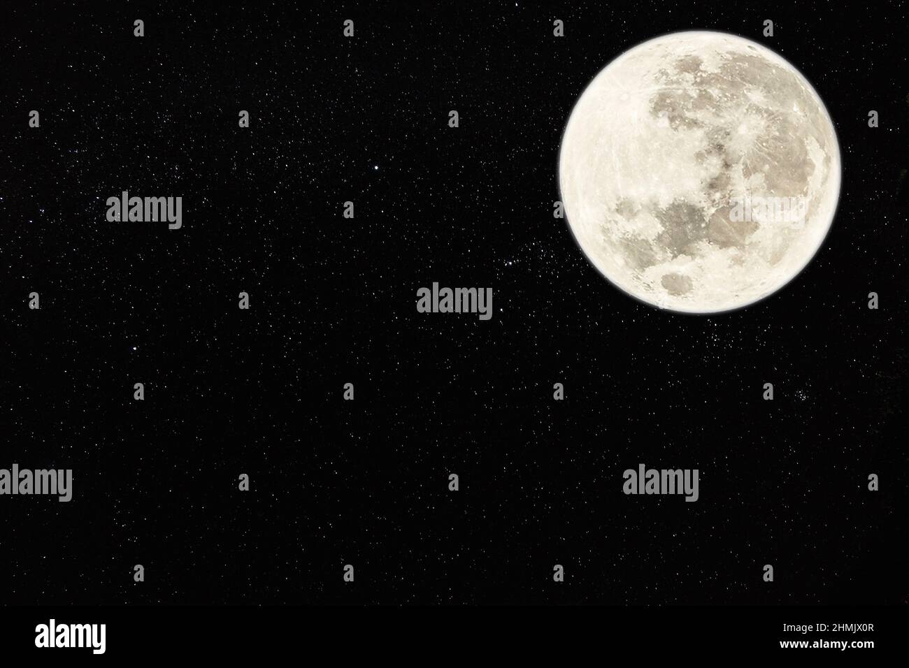 Super Luna piena sullo sfondo del cielo stellato Foto Stock
