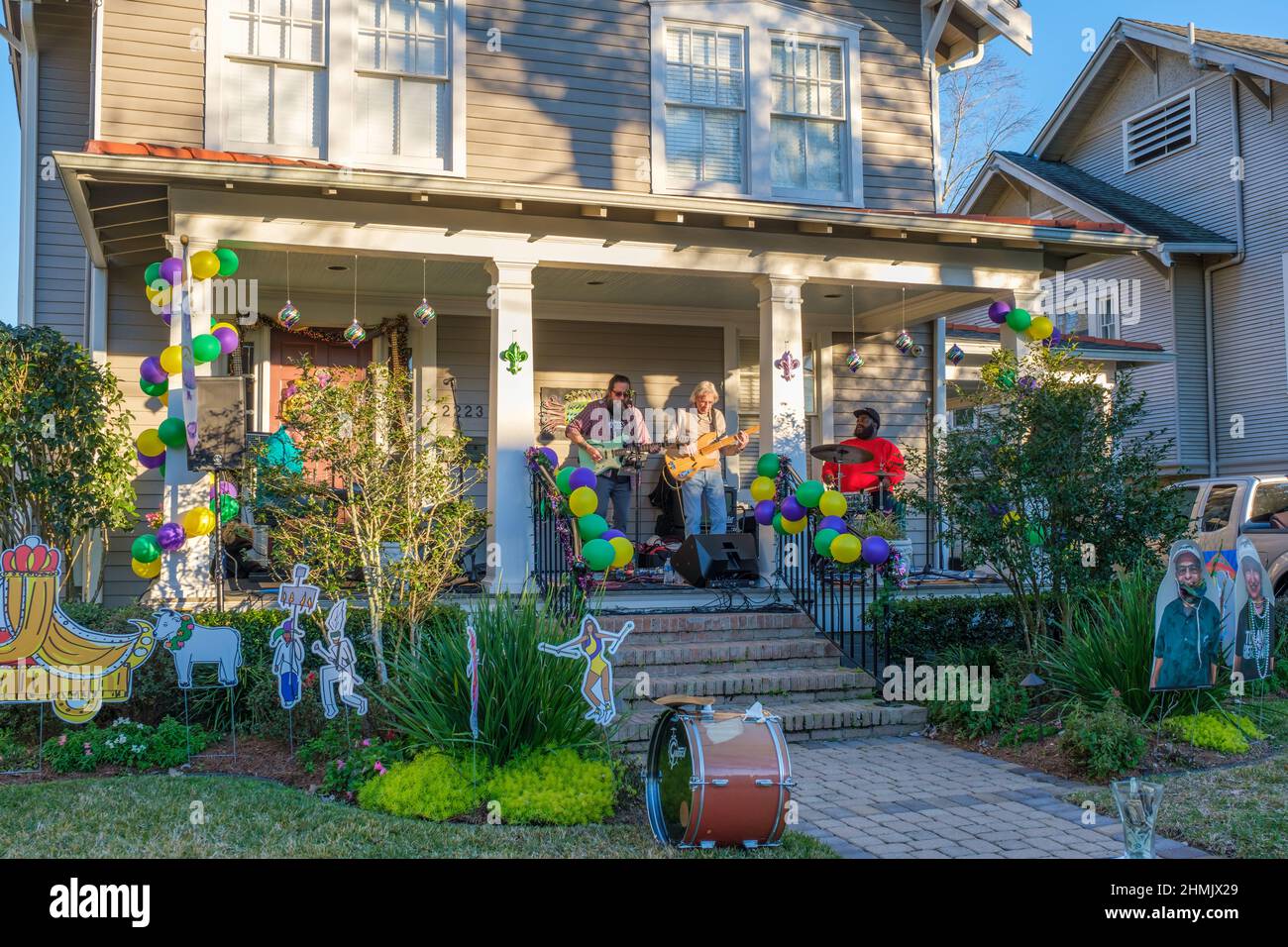 NEW ORLEANS, LA, USA - 6 FEBBRAIO 2022: La rock band si esibisce sul portico di casa nel quartiere Uptown durante il Block party Foto Stock